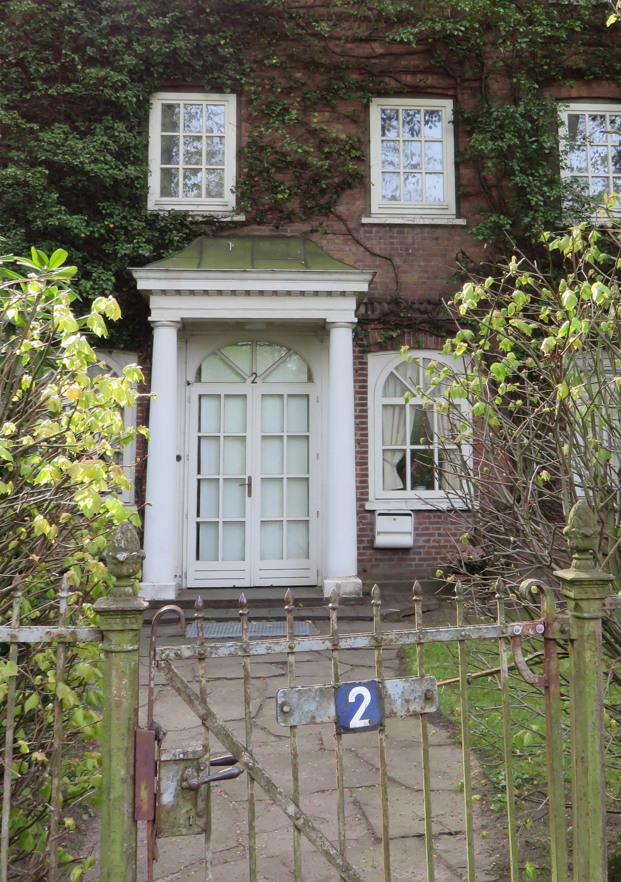 Photo showing: Wohnwirtschaftsgebäude Lerchenberg 2 und 2a in Hamburg-Volksdorf
This is a photograph of an architectural monument. It is on the list of cultural monuments of Hamburg, no. 27301.