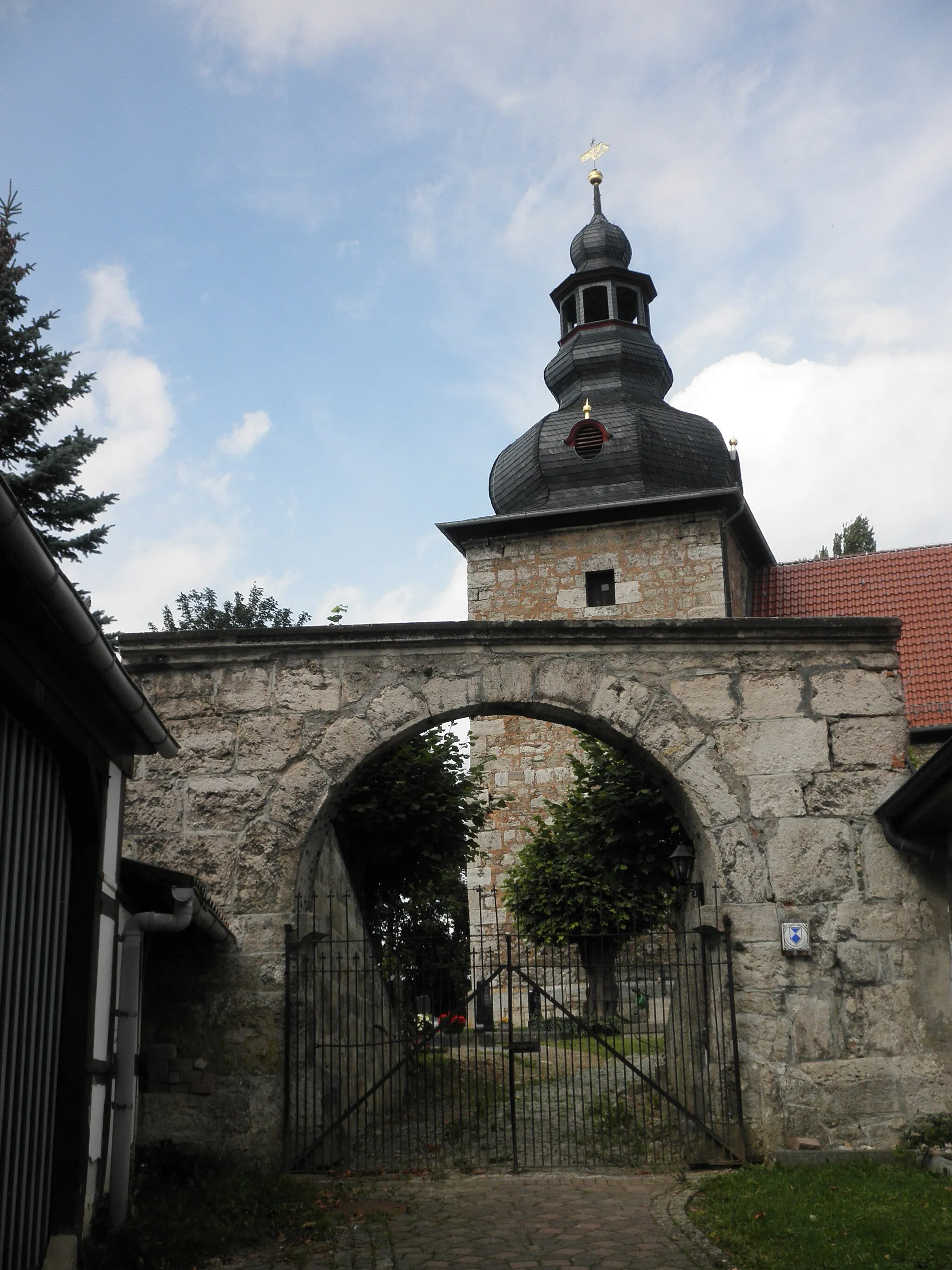 Photo showing: Church and Gate in Dörna in Thuringia
