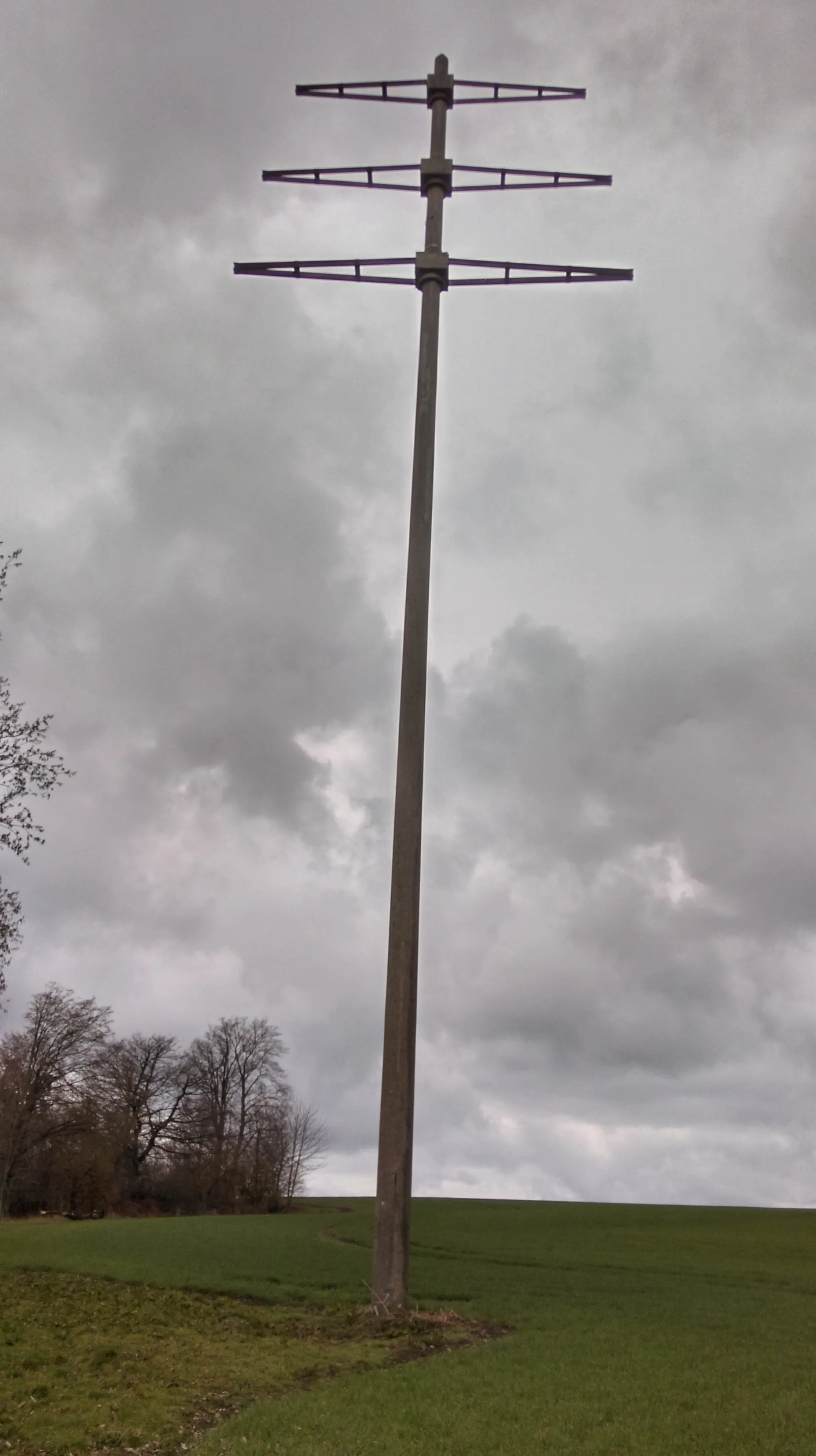 Photo showing: Another unused concrete pole at the Saale river near Ziegenrück