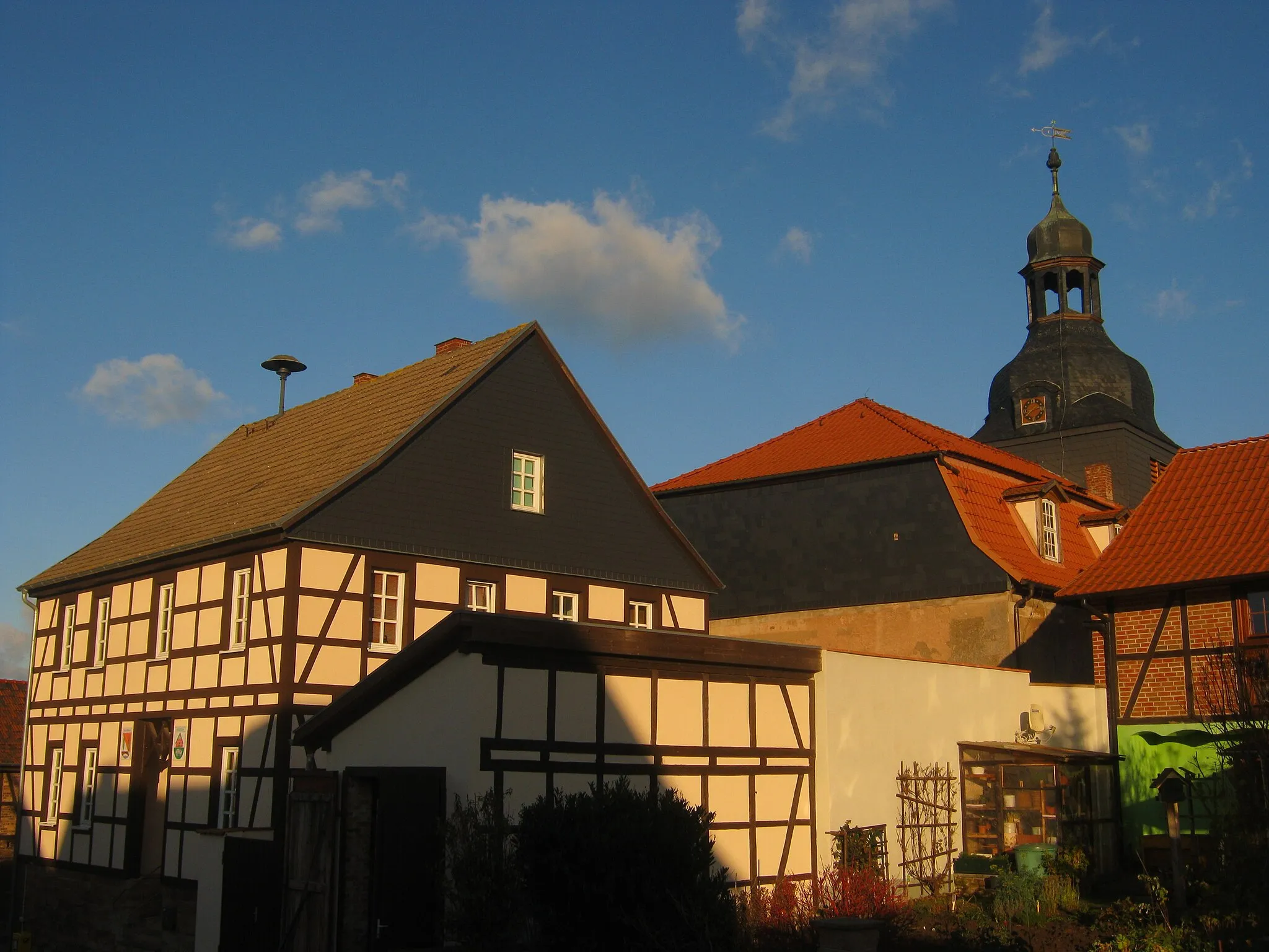 Photo showing: Blick von Westen auf das Gemeindehaus und die Kirche Sankt Trinitatis zu Hamma bei Nordhausen.
