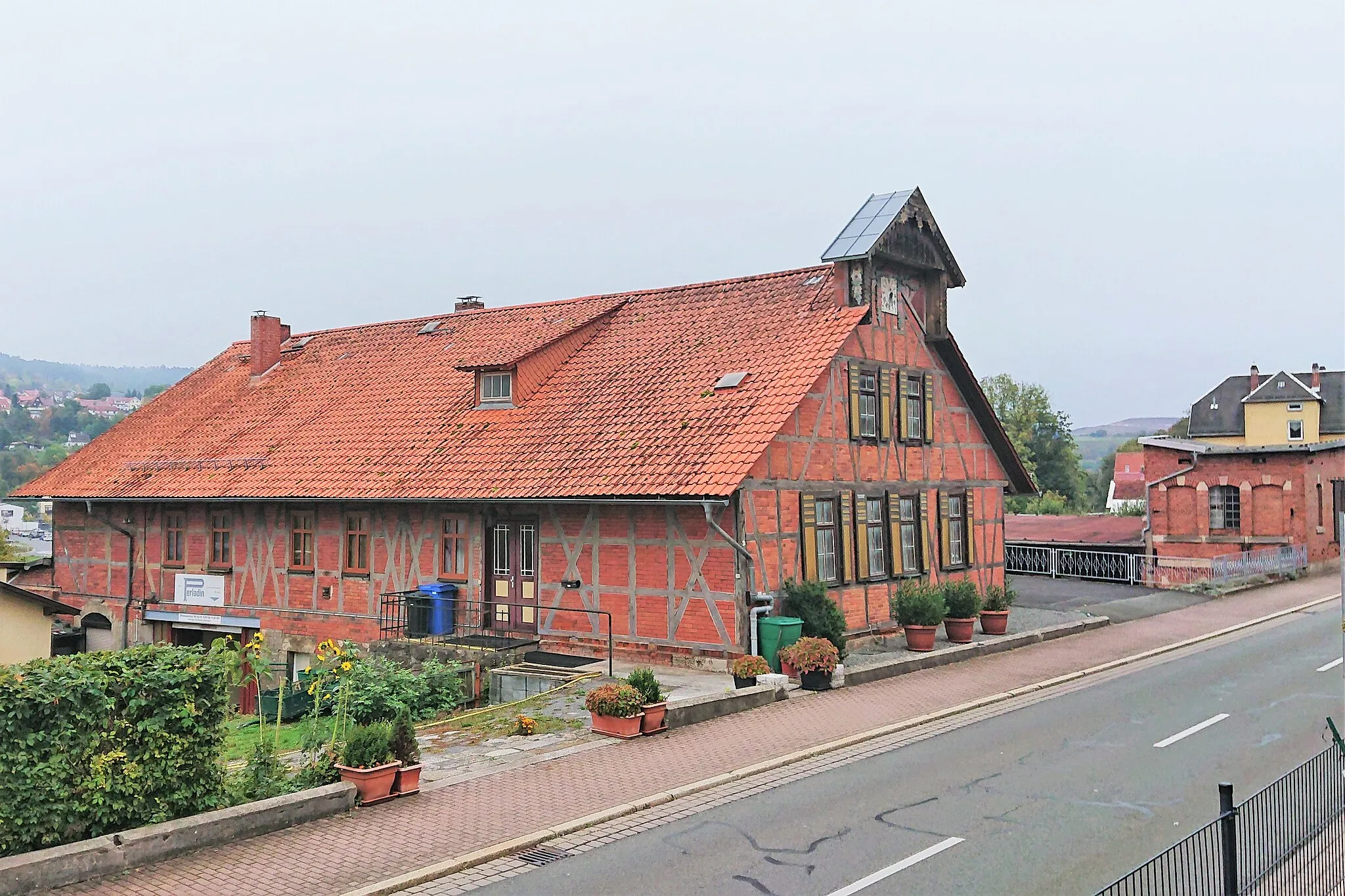 Photo showing: Denkmalgeschütztes Gebäude einer einstigen Brauerei und heutigen Firma Perladin, Haushaltschemie.