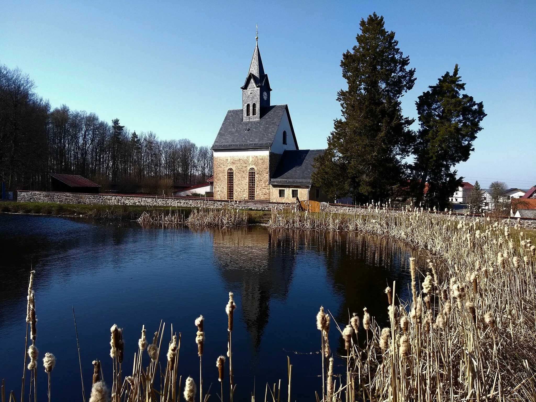 Photo showing: Kirche geht auf einen Vorgängerbau des 12. Jahrhunderts zurück. Turmartiger Saalbau mit großem Dachreiter auf steilem Satteldach. Im Osten angesetzter rechteckiger, niedrigerer Chor.