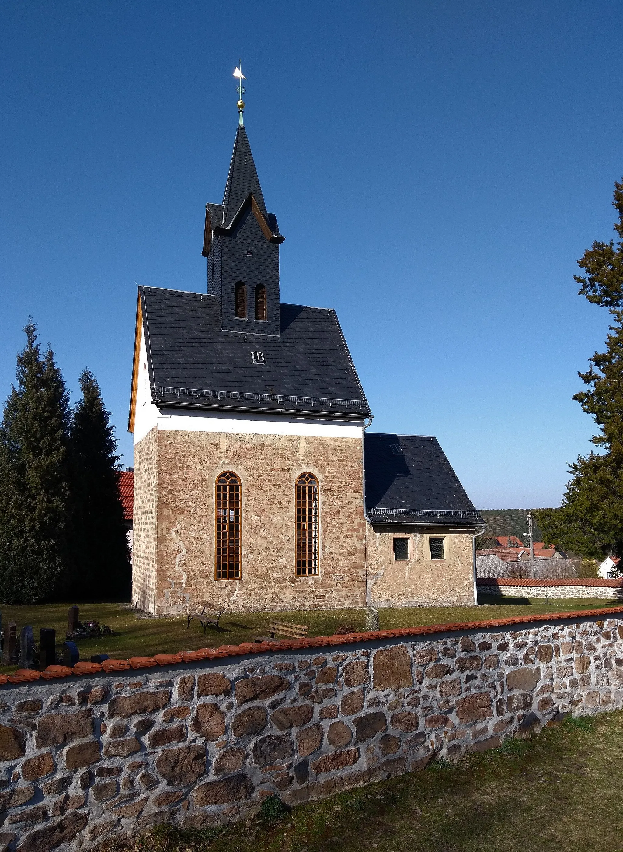 Photo showing: Kirche geht auf einen Vorgängerbau des 12. Jahrhunderts zurück. Turmartiger Saalbau mit großem Dachreiter auf steilem Satteldach. Im Osten angesetzter rechteckiger, niedrigerer Chor.