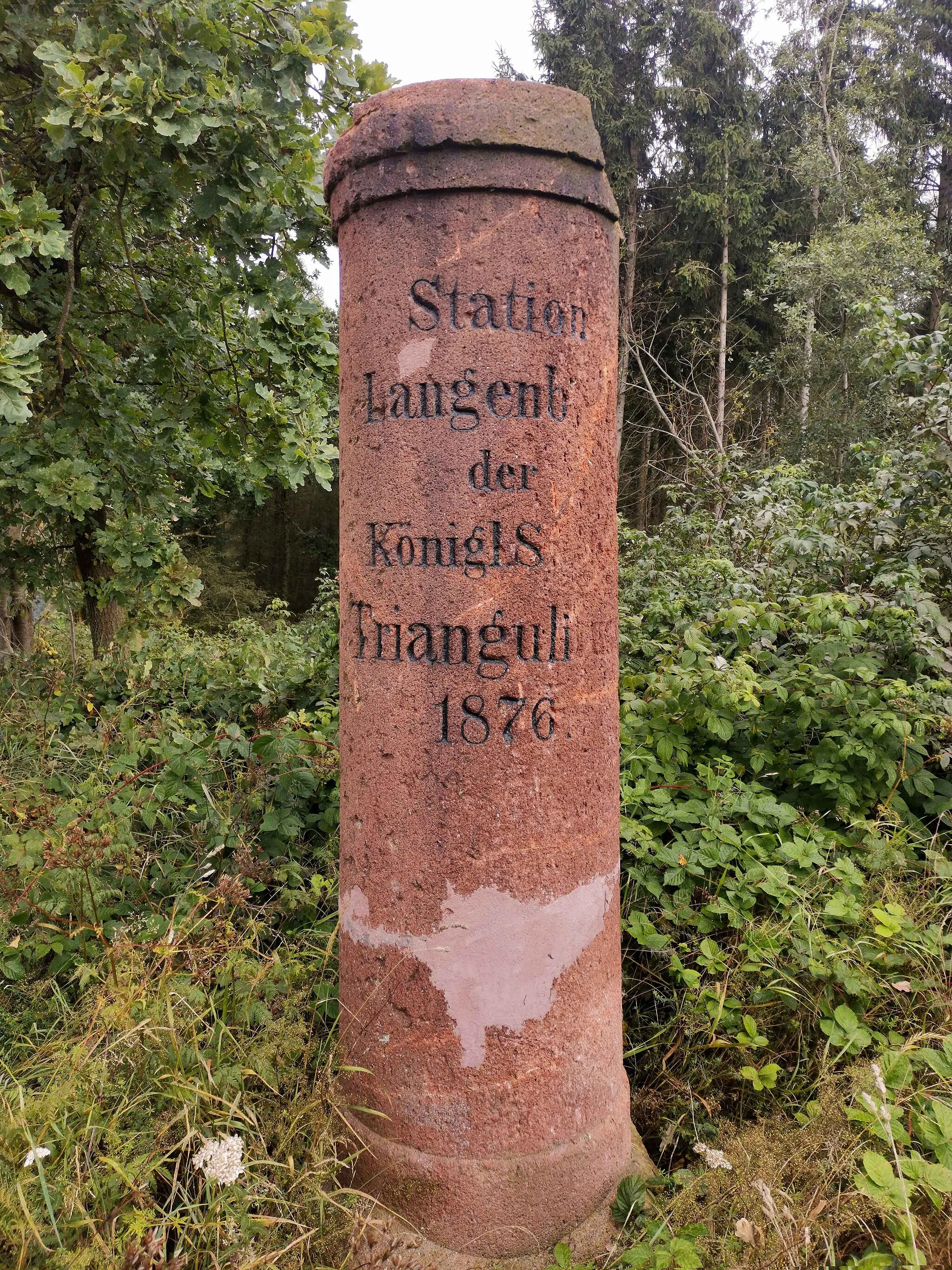 Photo showing: Station 156 der Königlich-Sächsischen Triangulation. Im Jahr 1876 wurde eine 2,30 m hohe, runde Säule aus rotem Rochlitzer Porphyr errichtet. Ein Messpunkt 2. Ordnung. Die Säule ist ein Technisches Denkmal.