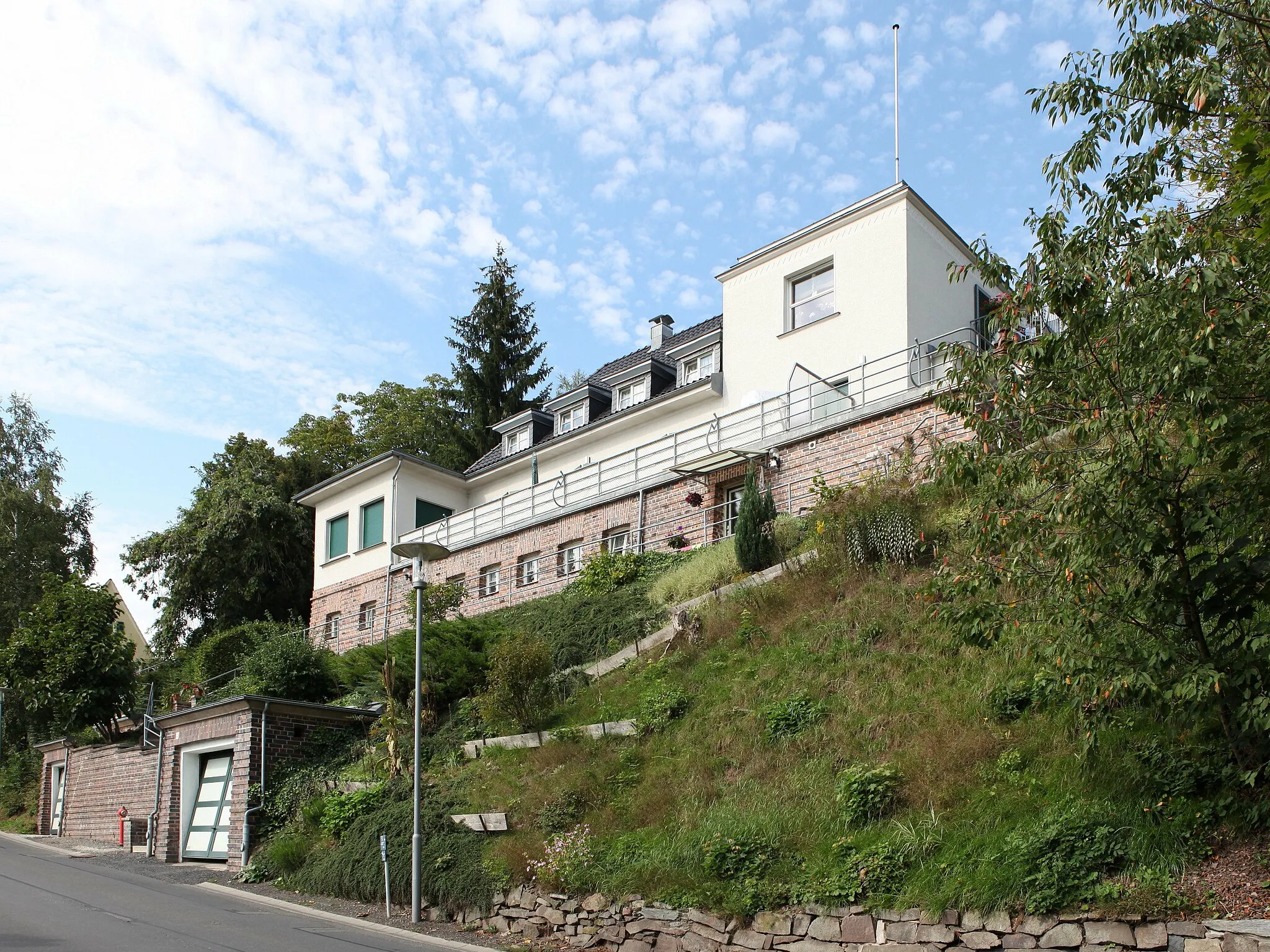 Photo showing: Wohnhaus, Massivbau mit Walmdach, bez. 1929,von Albin Forkel, Sonneberg, Schönbergstraße 58
