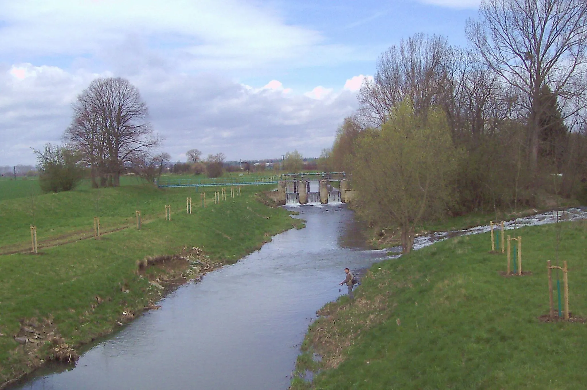 Photo showing: Die Unstrut bei Bollstedt mit Wehr. Von rechts mündet der Überlauf des Mühlgrabens.