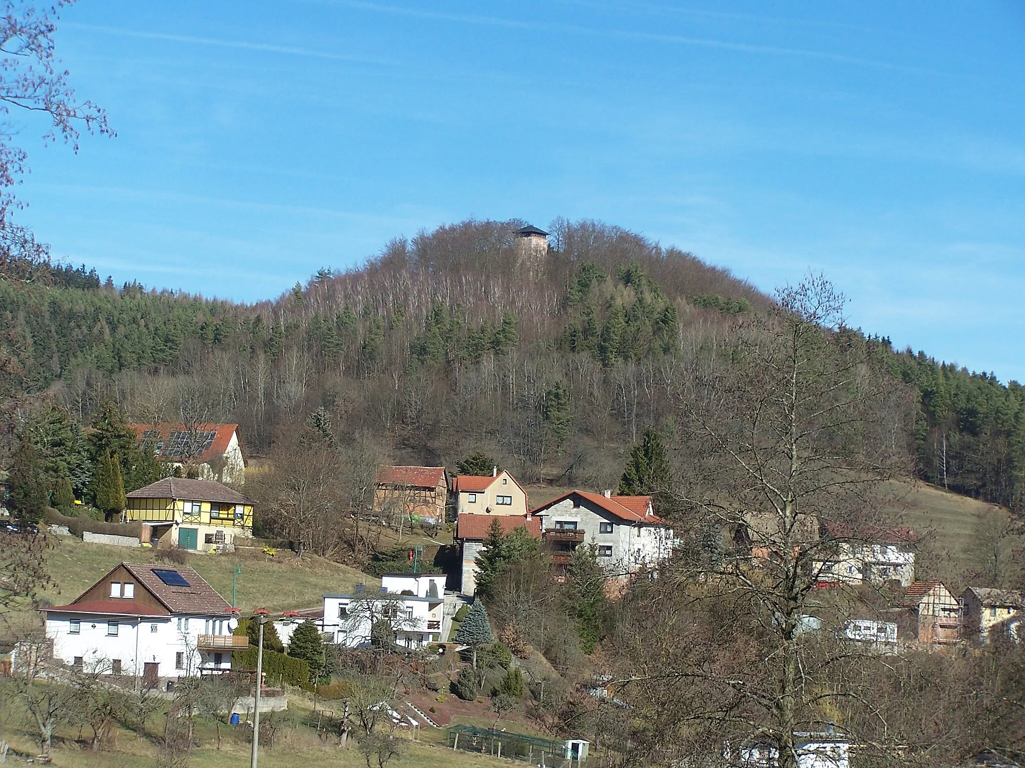 Photo showing: Teilansicht von Helmers mit Burgberg von Süden.