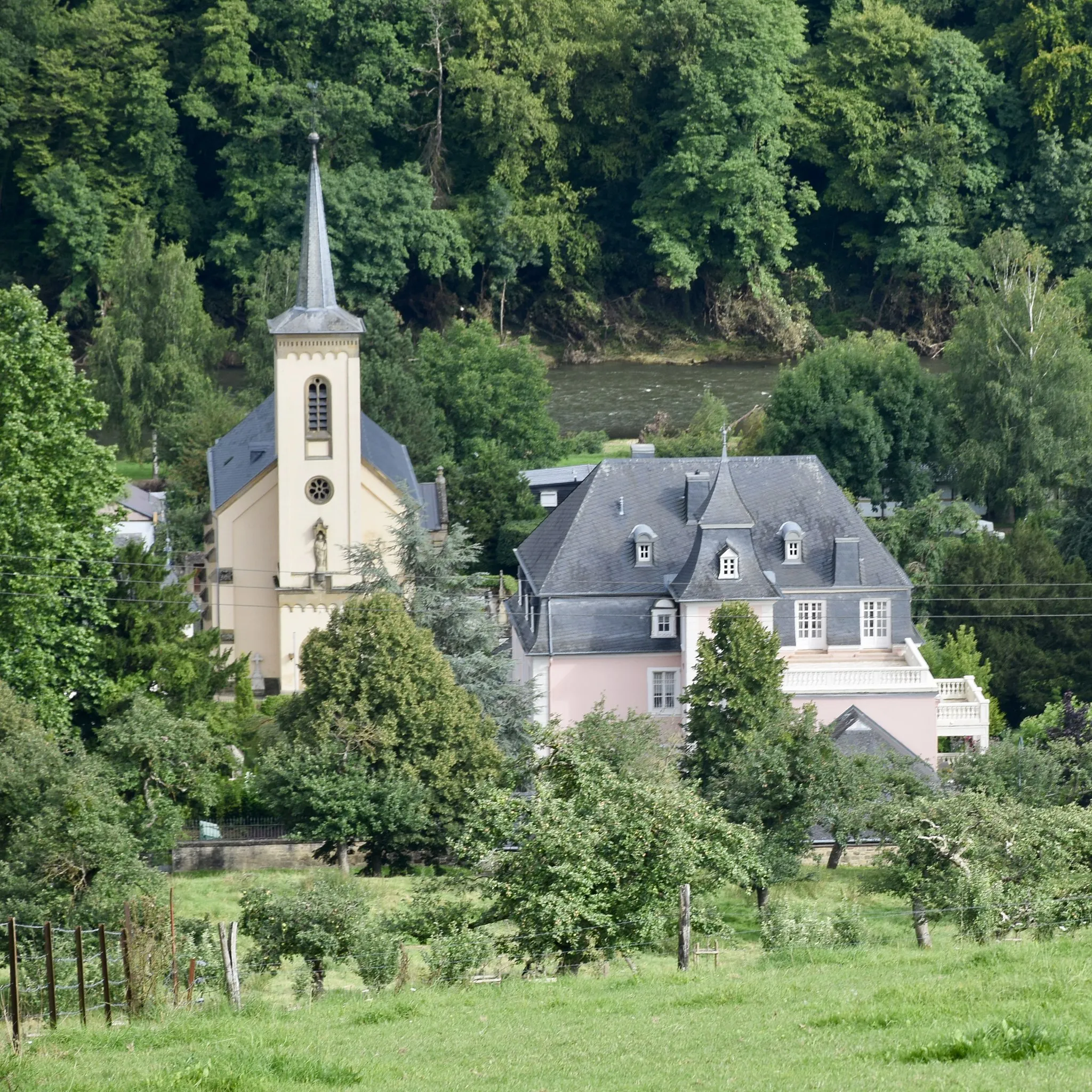 Photo showing: Born (Buer) church and castle.