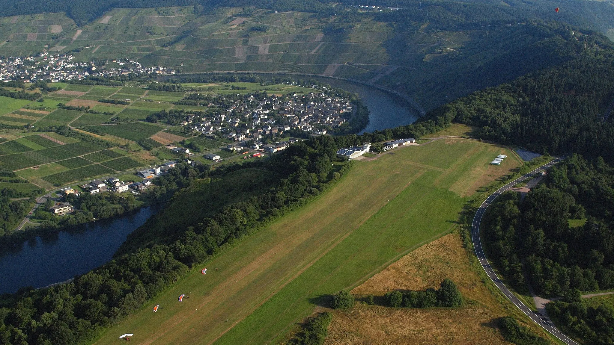 Photo showing: Traben-Trarbach, Flugplatz: Luftaufnahme