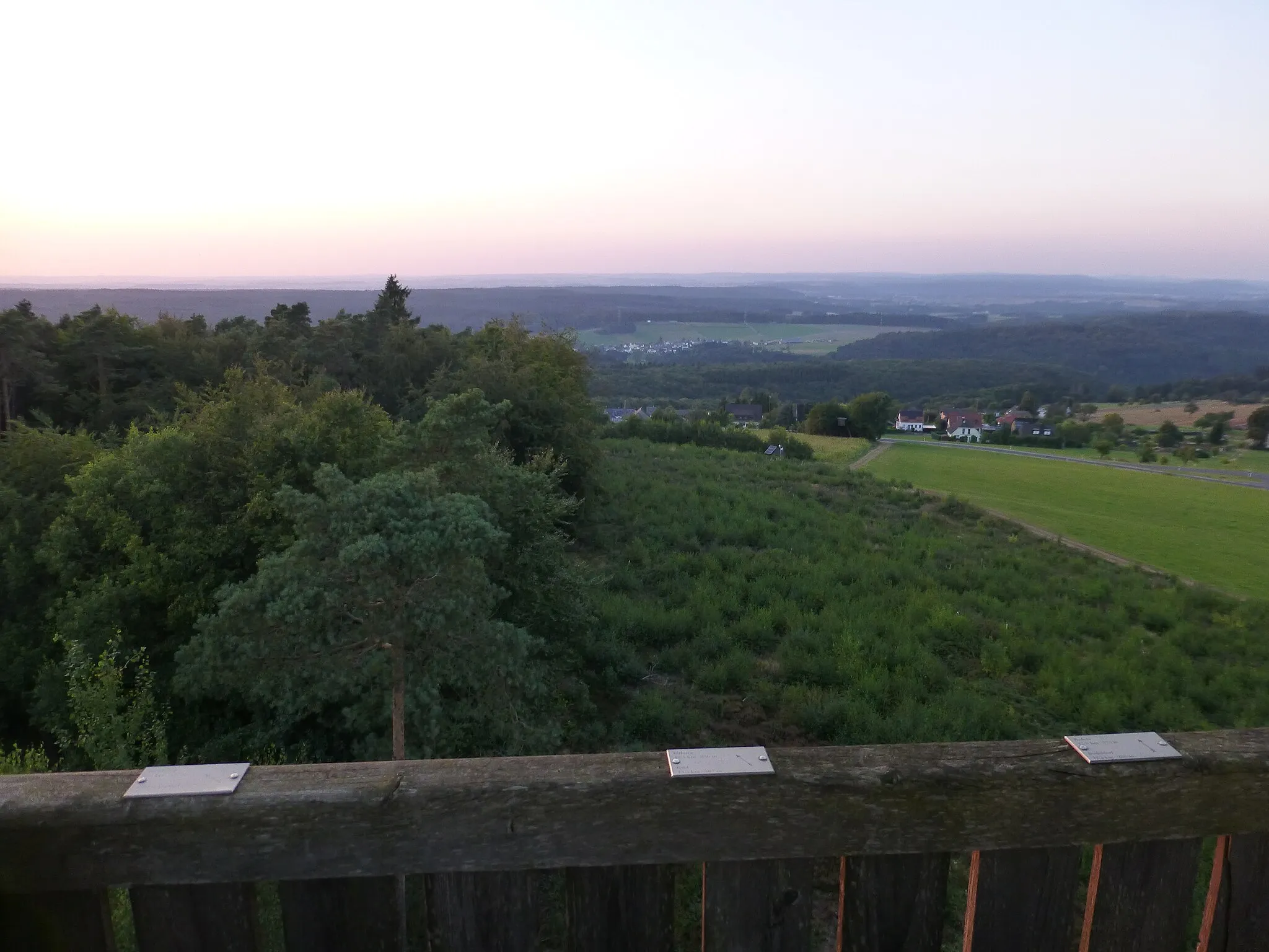 Photo showing: Blick von der Aussichtsplattform nordnordwestwärts nach Dierscheid und Heidweiler