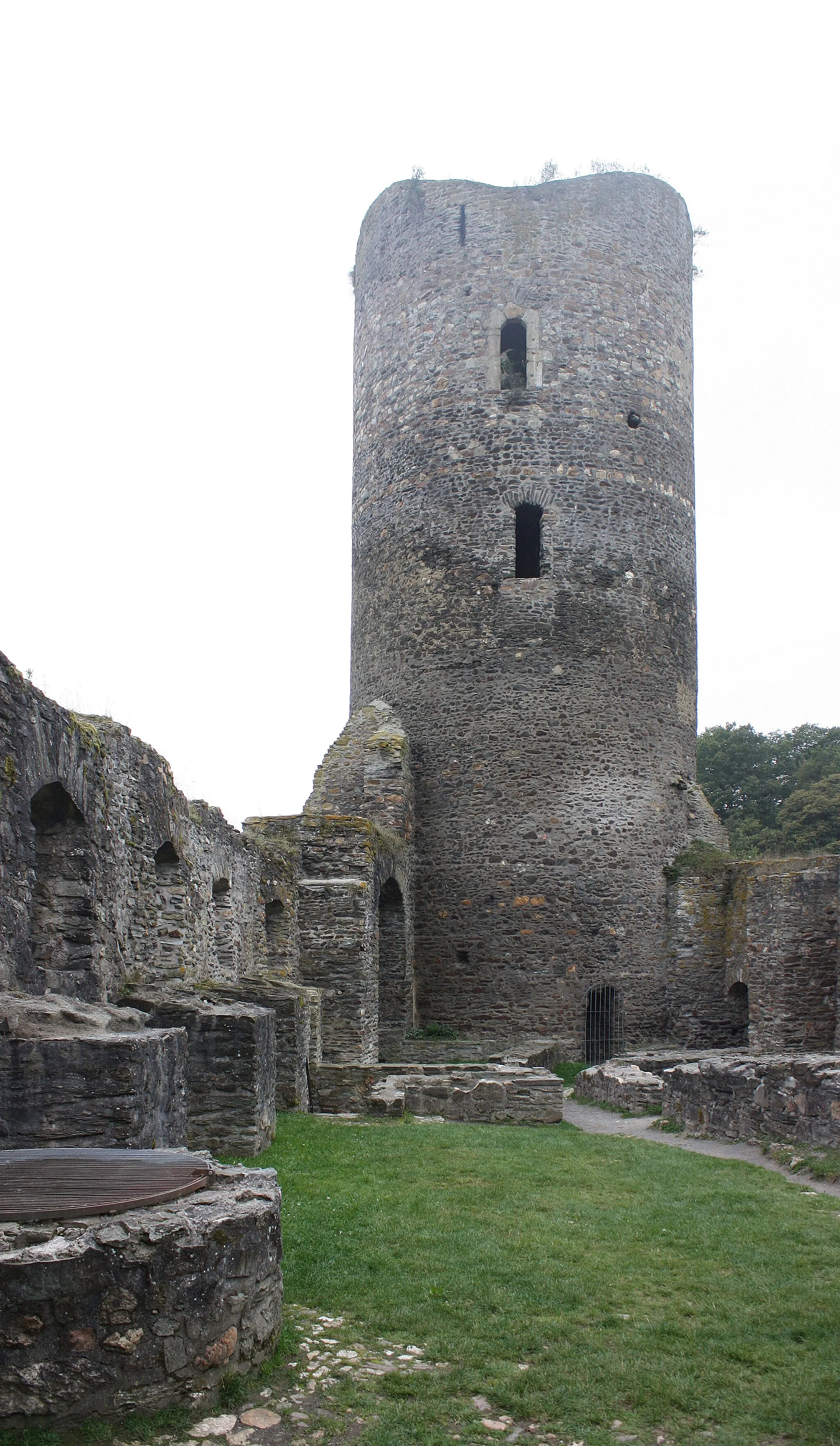 Photo showing: Morbach, the ruined castle Baldenau, keep