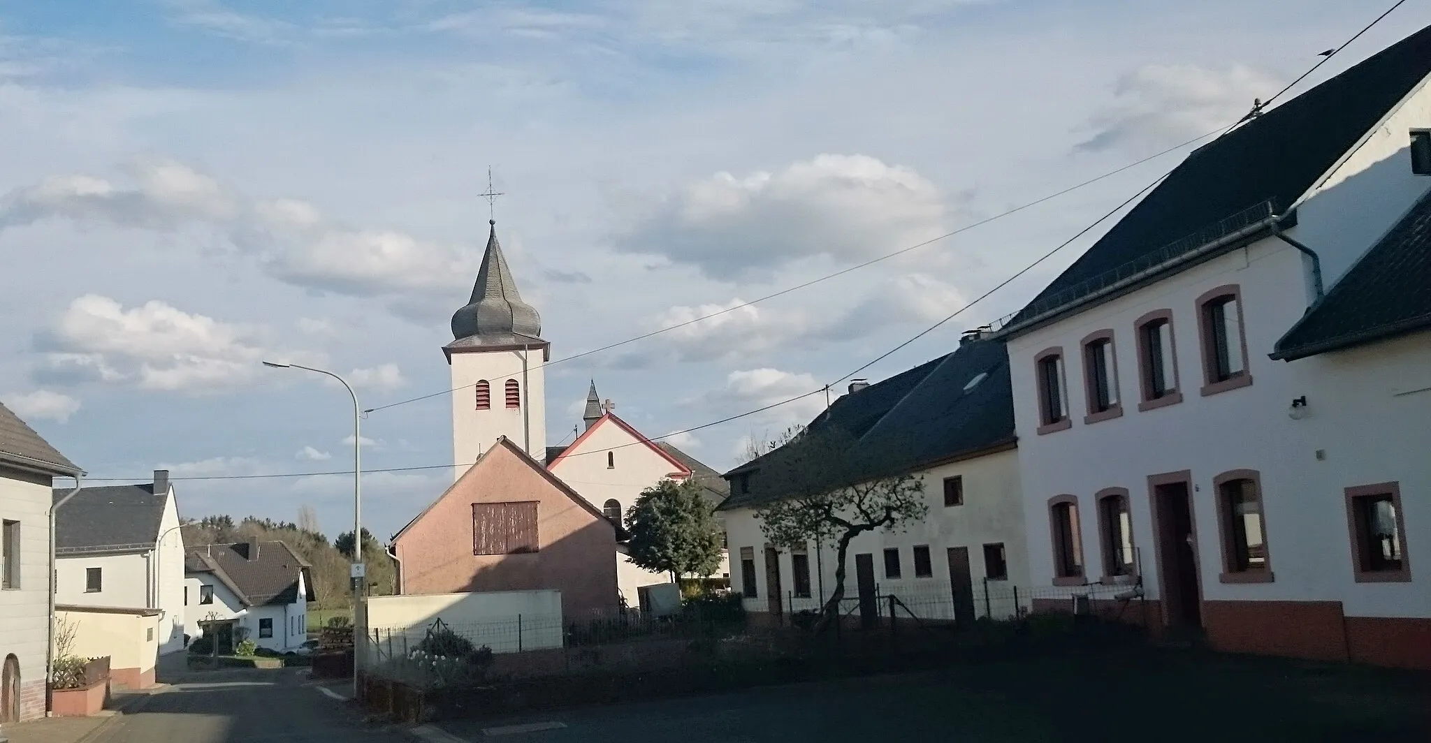 Photo showing: Wiesbaum, Straße Brühl, im Hintergrund Pfarrkirche St. Martin