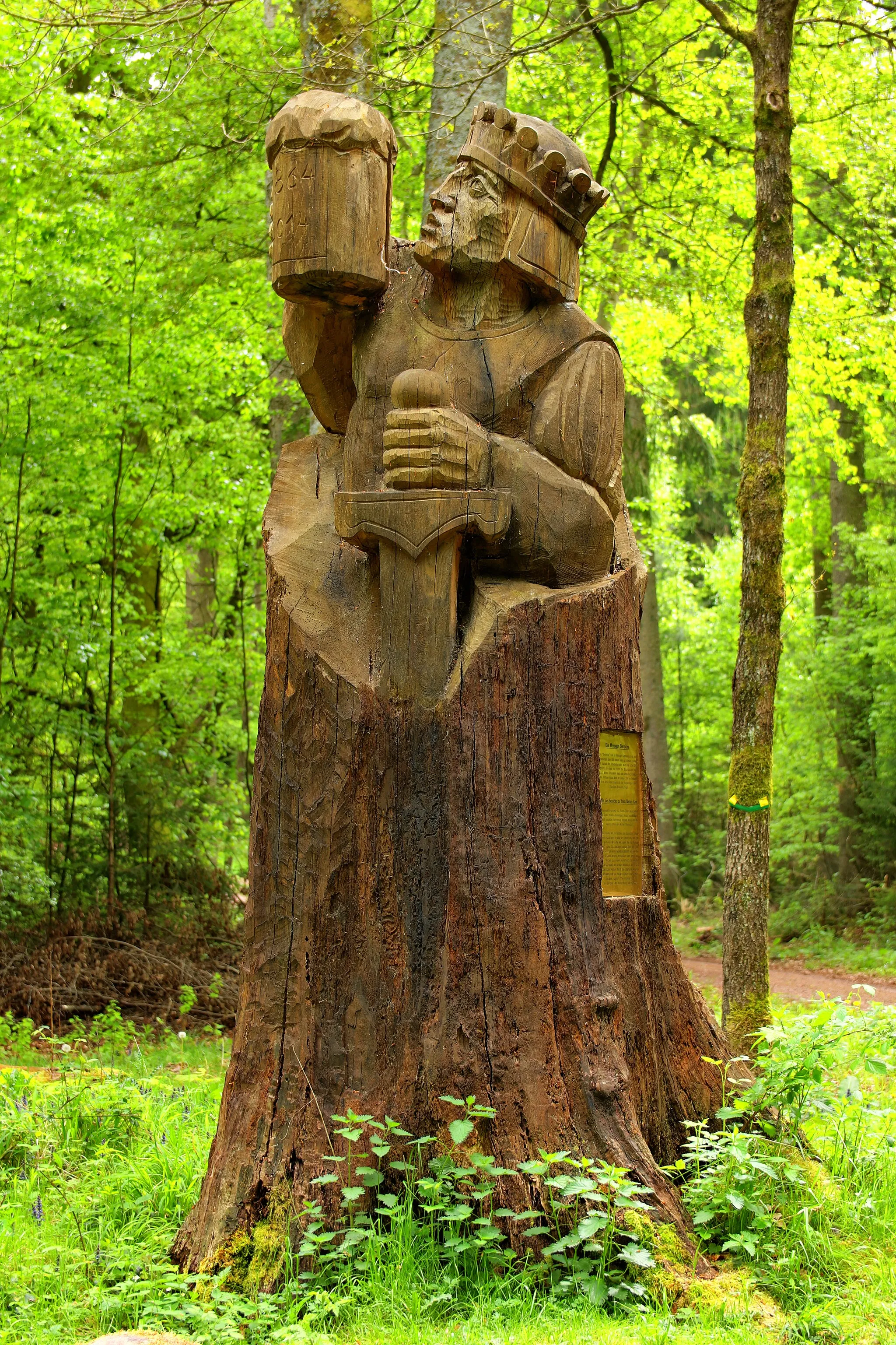 Photo showing: Ehemaliges Naturdenkmal "Biereiche" im Kammerforst bei Merzig. Aus dem Stamm des abgestorbenen Baums fertigte 2014 der Künstler Pascal Wirth die Skulptur des "Ritter Saarfürst", einem Symbol der gleichnamigen Brauerei.