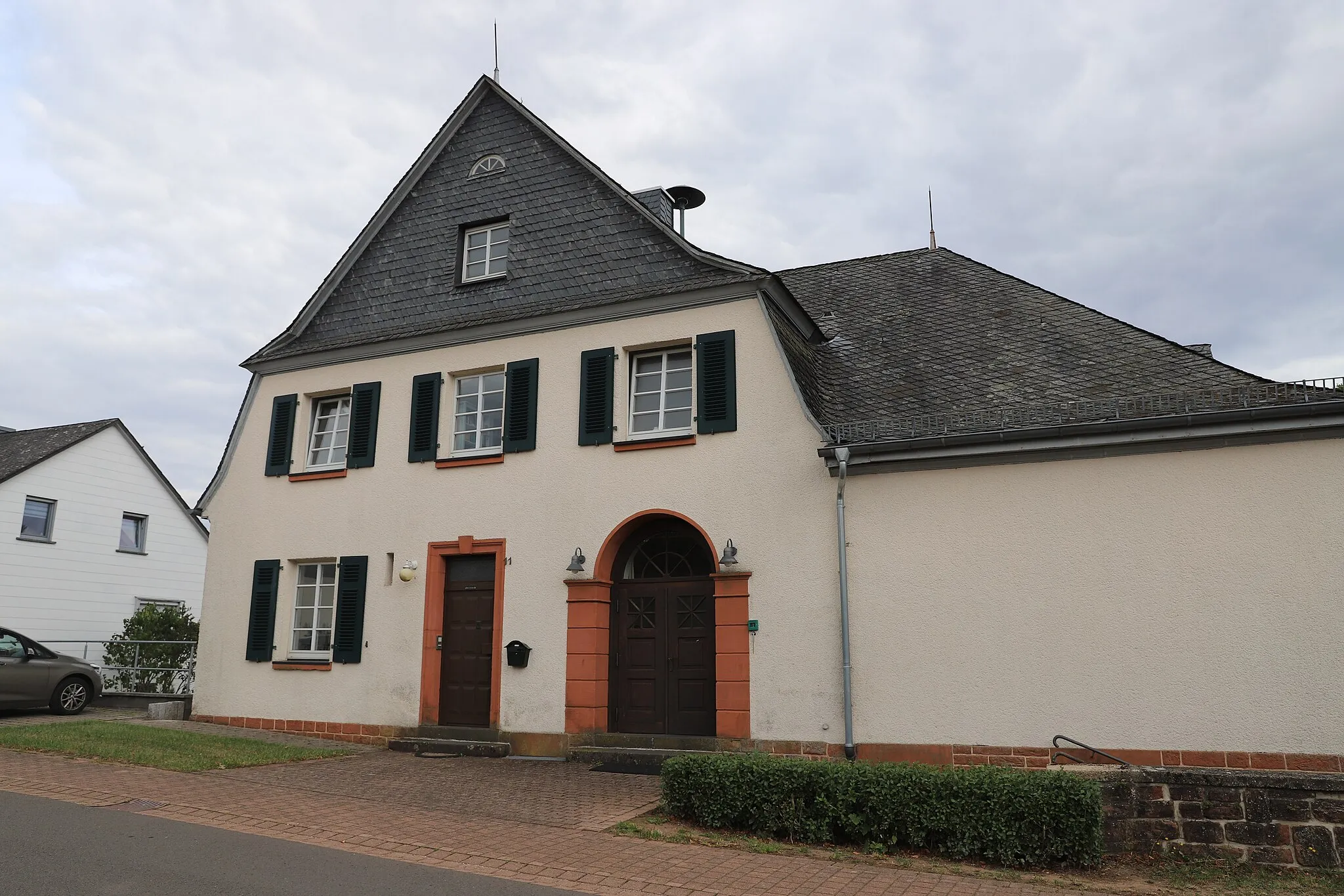 Photo showing: Schulhaus, Schloßstraße 11, ehemalige Schule; eingeschossiger Mansarddachbau, Reformarchitektur, um 1910/20; Gesamtanlage mit Schulhof mit bauzeitlicher Umfriedung, Baumbestand und Nebengebäude