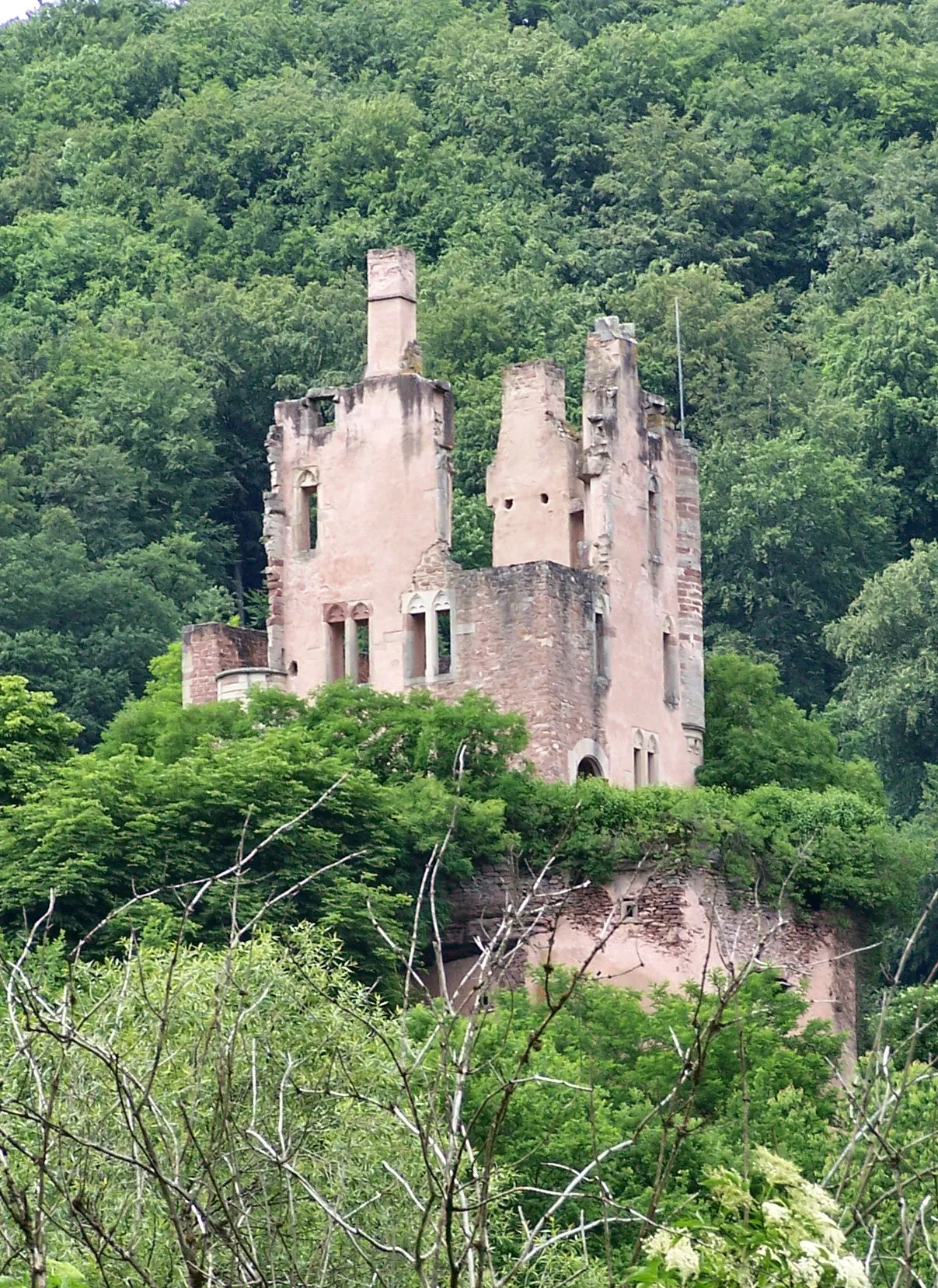 Photo showing: Ruins of Burg Ramstein seen from the Kylltal bicycle route, south of the ruins.