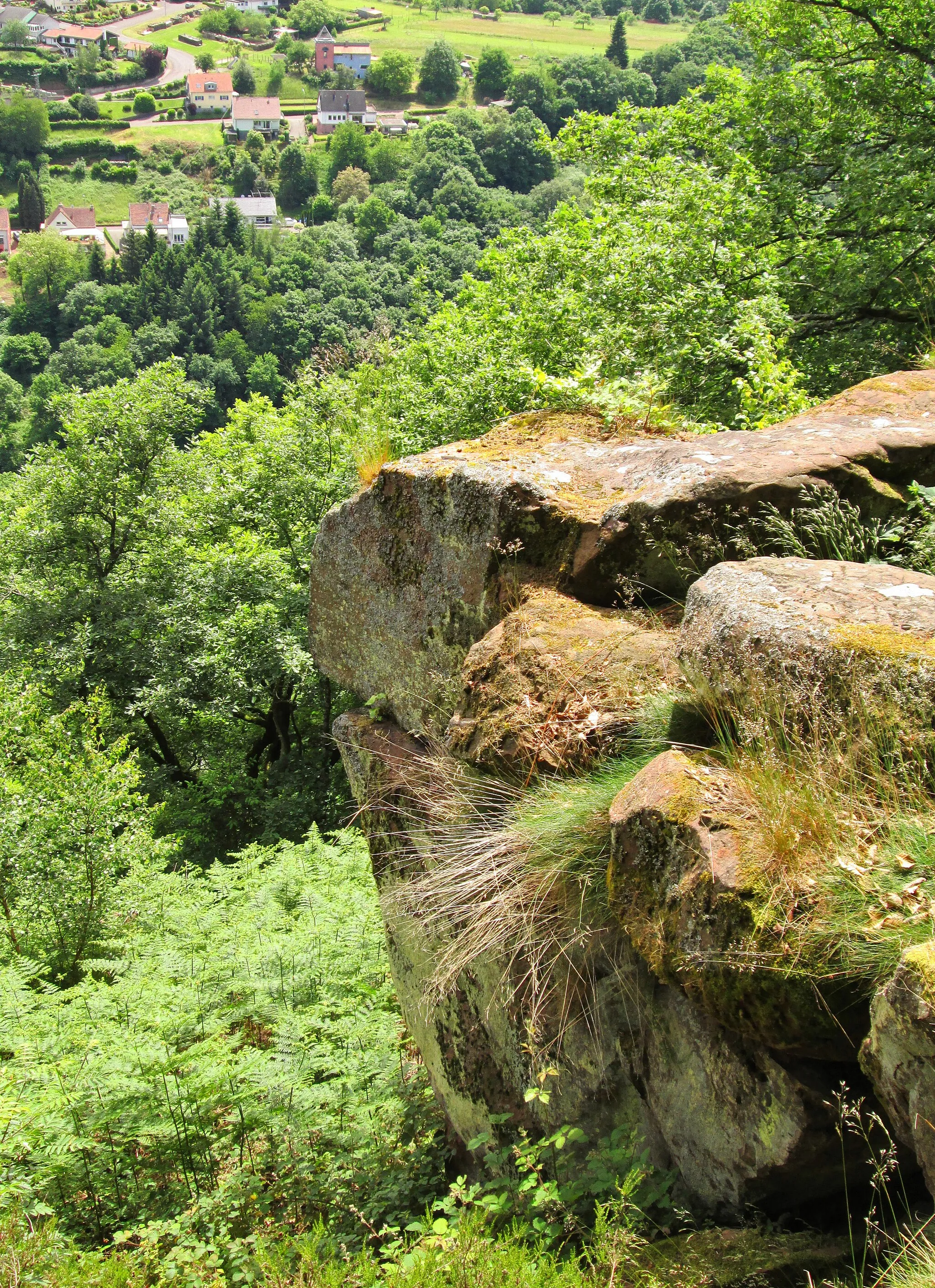 Photo showing: Natural monument and viewpoint Teufelsschornstein at the Eisenkopf west of Saarhölzbach.