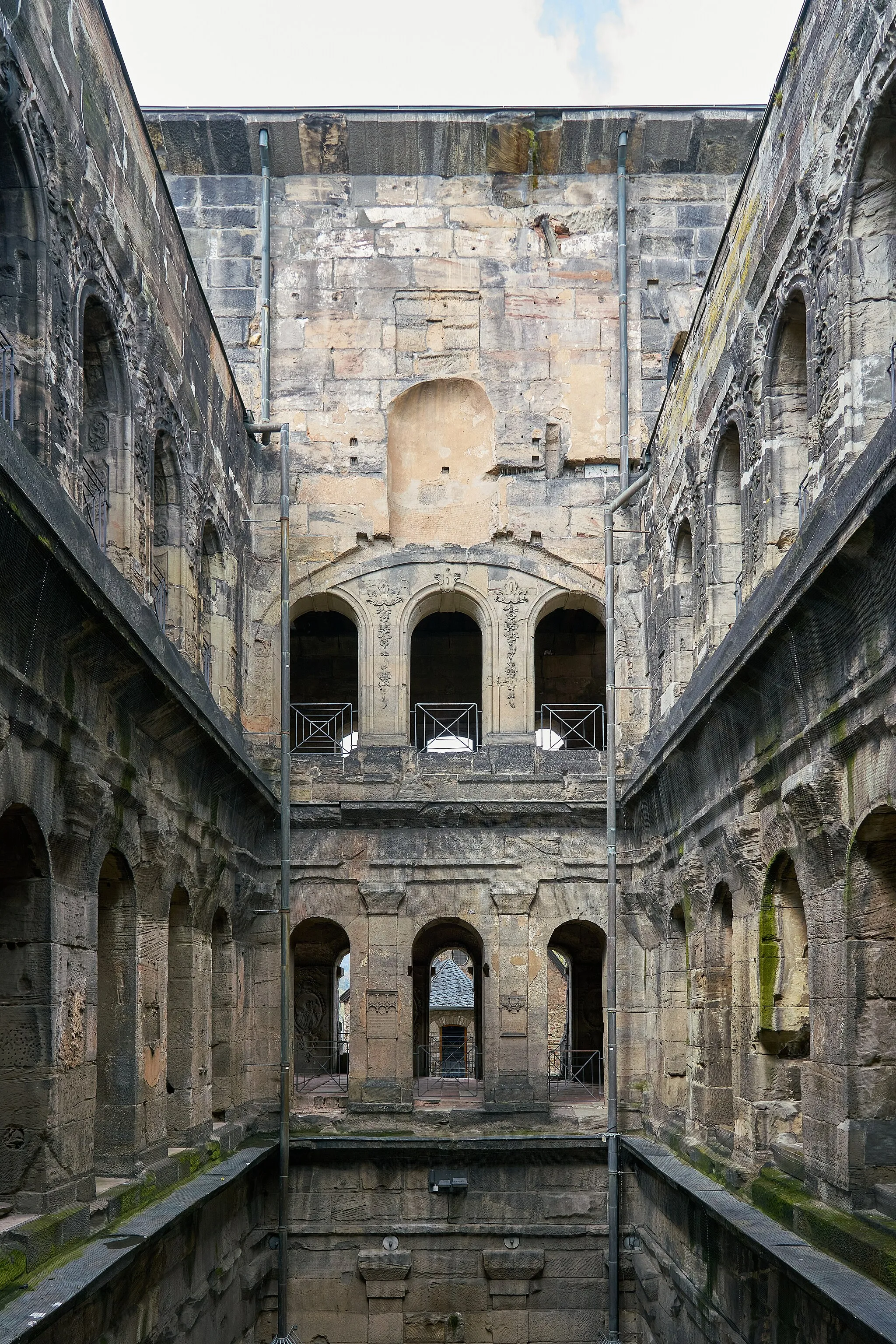 Photo showing: NE view acoss the atrium from the 1st floor of eastern wingg; Porta Nigra, Trier