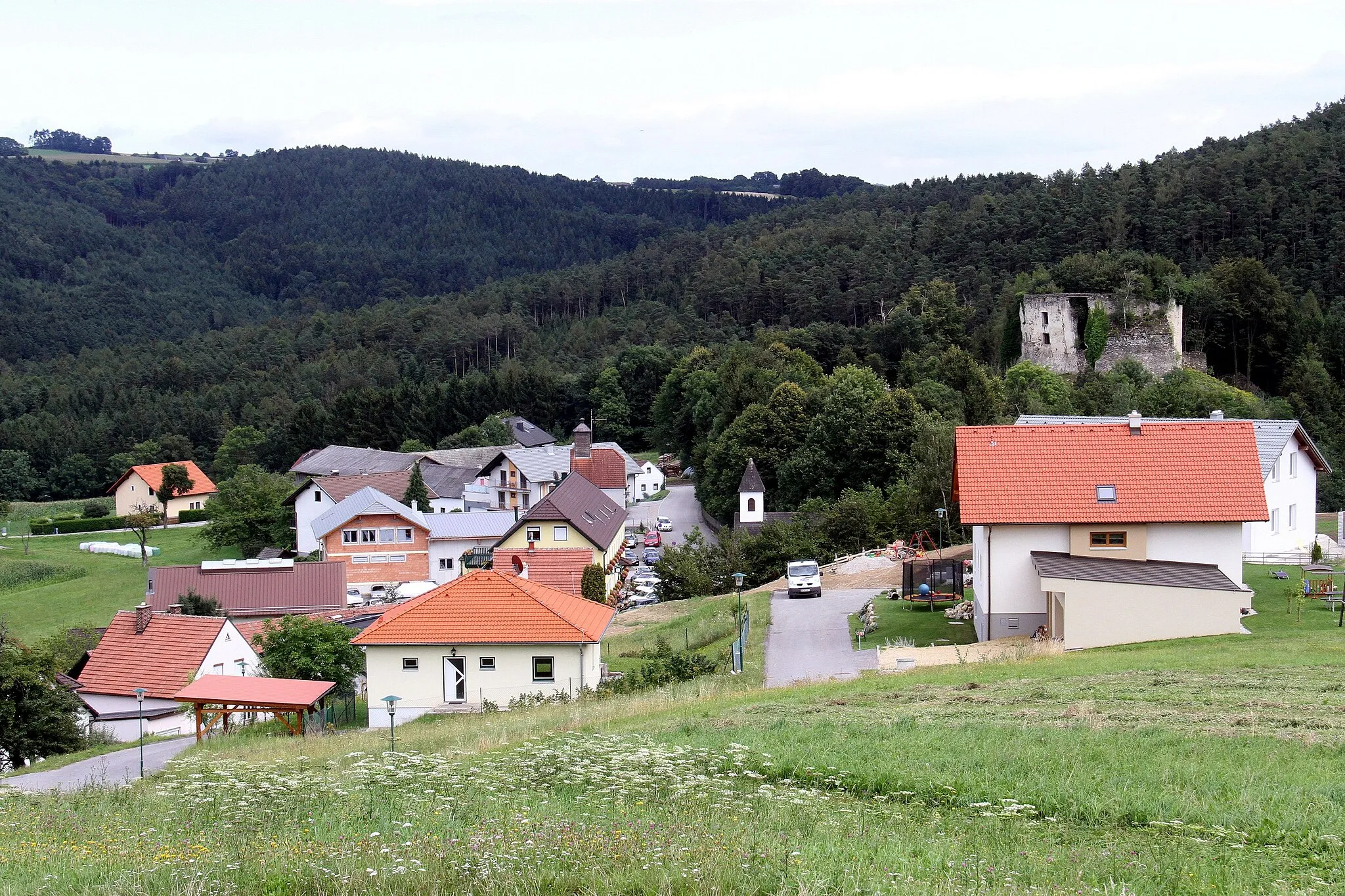 Photo showing: Municipality Hollenthon in Lower Austria. – The photo shows the panorama of Stickelberg. On the right side the ruin of Stickelberg castle.
