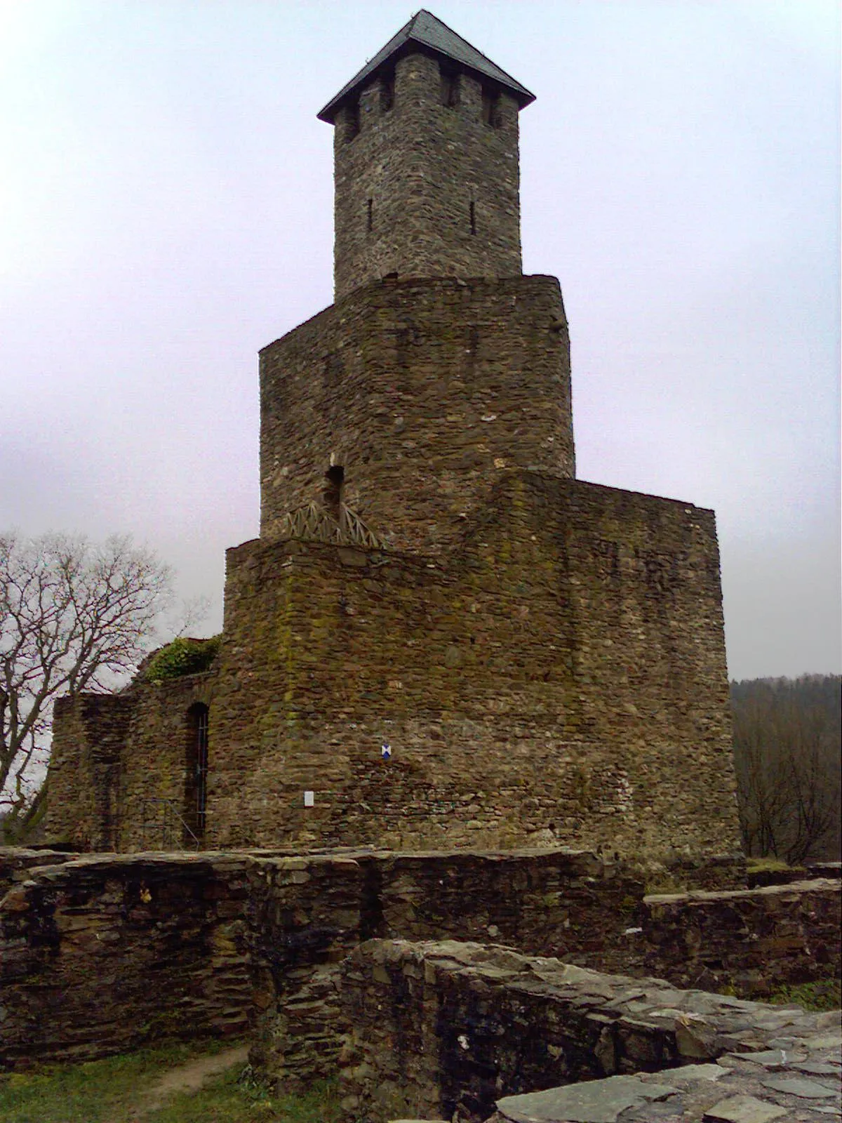 Photo showing: Bergfried der Burg Grimburg