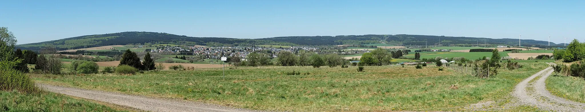 Photo showing: Panoramic image of Rösterkopf and Hohe Wurzel mountains with Reinsfeld town