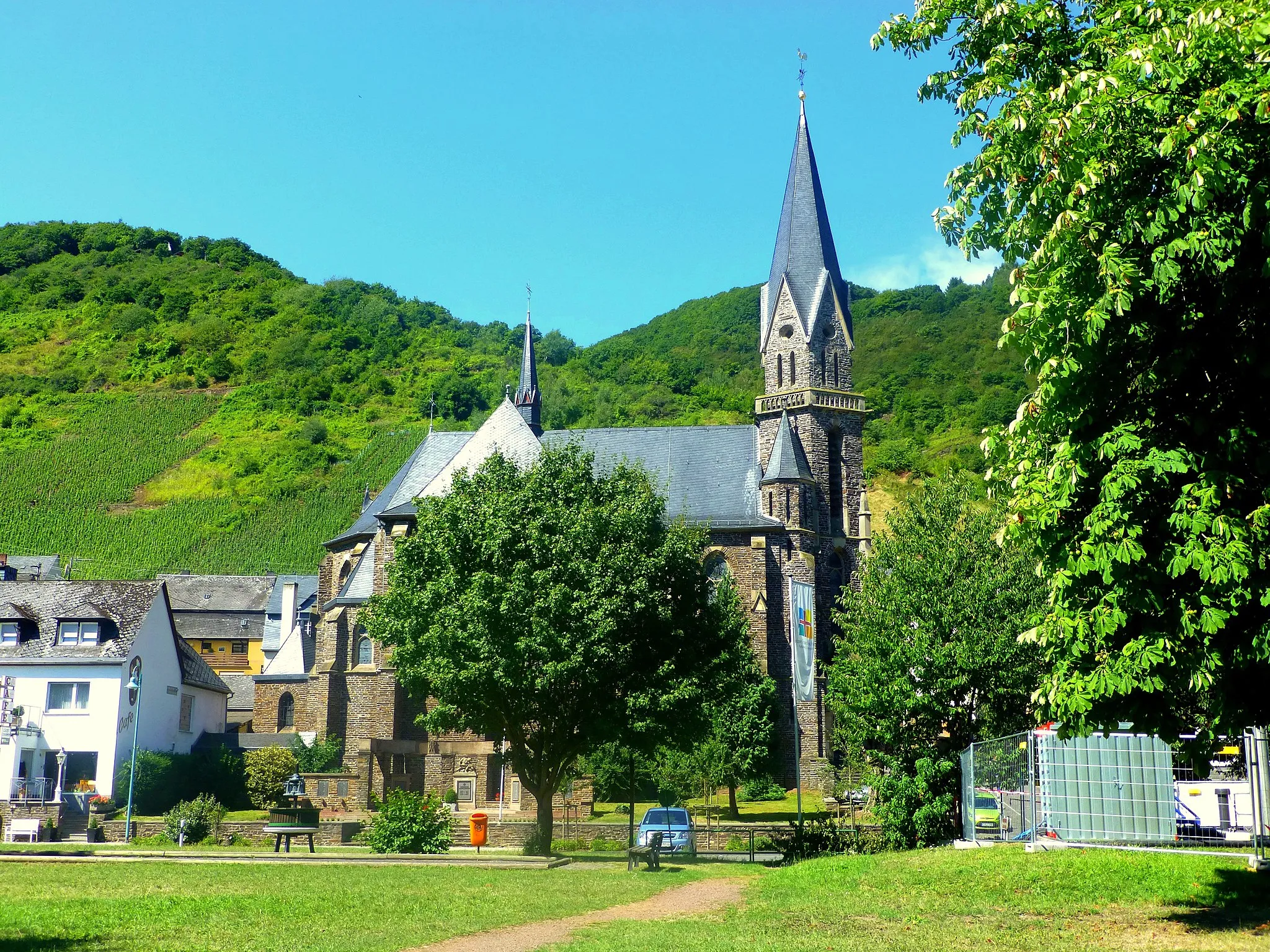 Photo showing: St. Aldegund an der Mosel – neugotische Kirche St. Bartholomäus