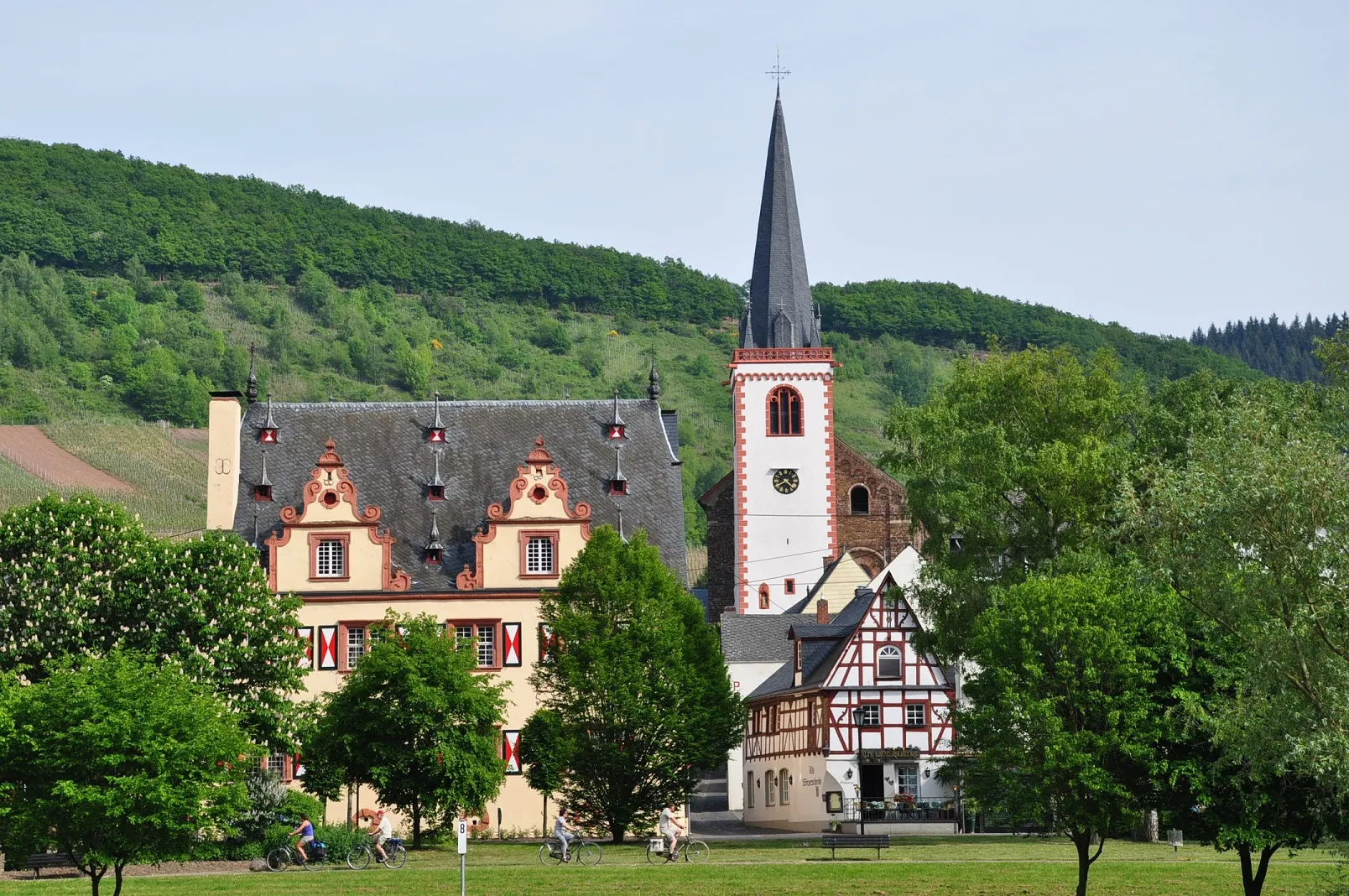 Photo showing: Bruttig-Fankel as seen from the river Moselle (Cochem-Zell district, Rhineland-Palatinate, Germany).
The image shows a part of Bruttig.