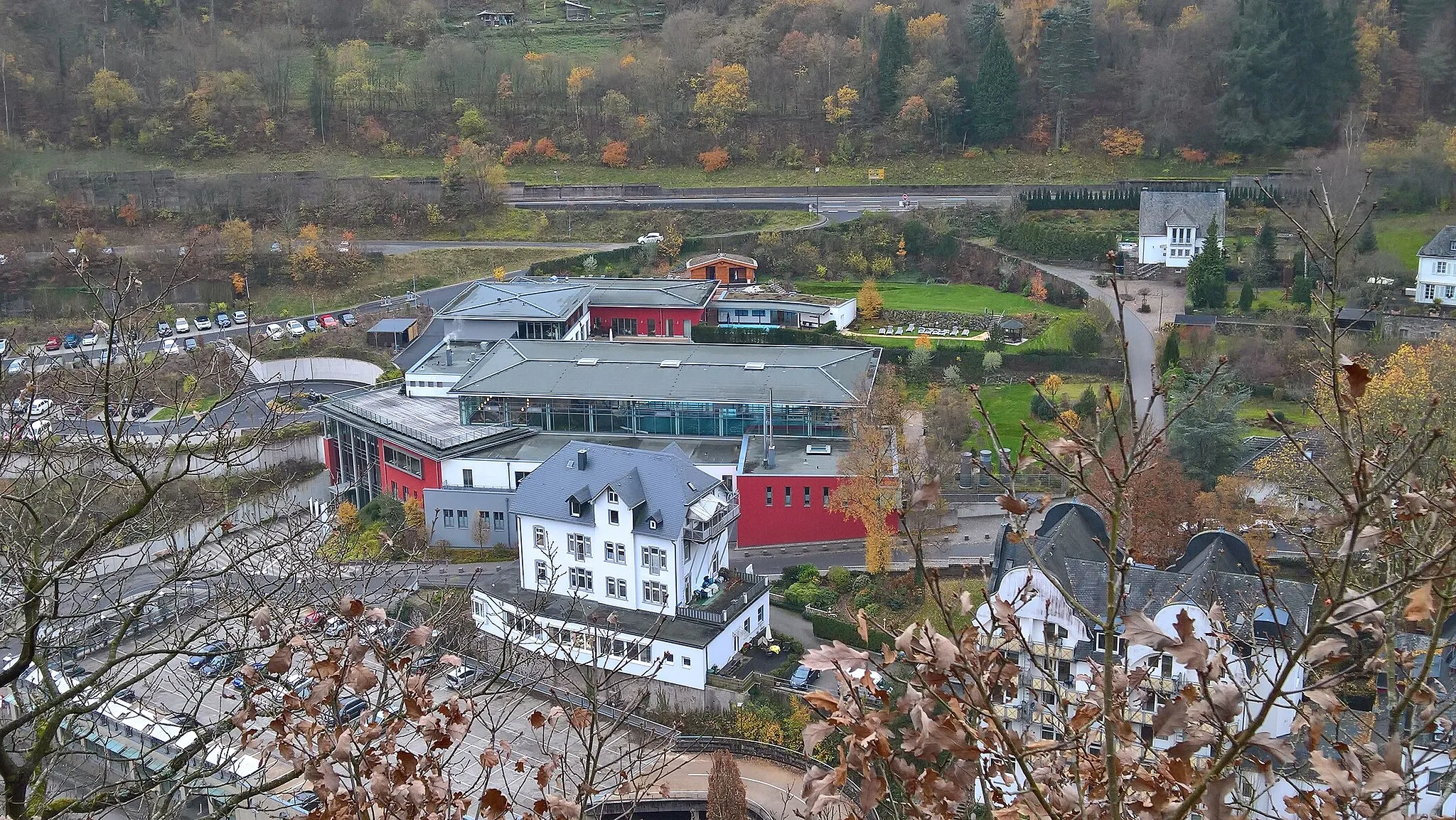 Photo showing: Auf der Geo Route Bad Bertrich mit Blick zur Eifeltherme (2/3)