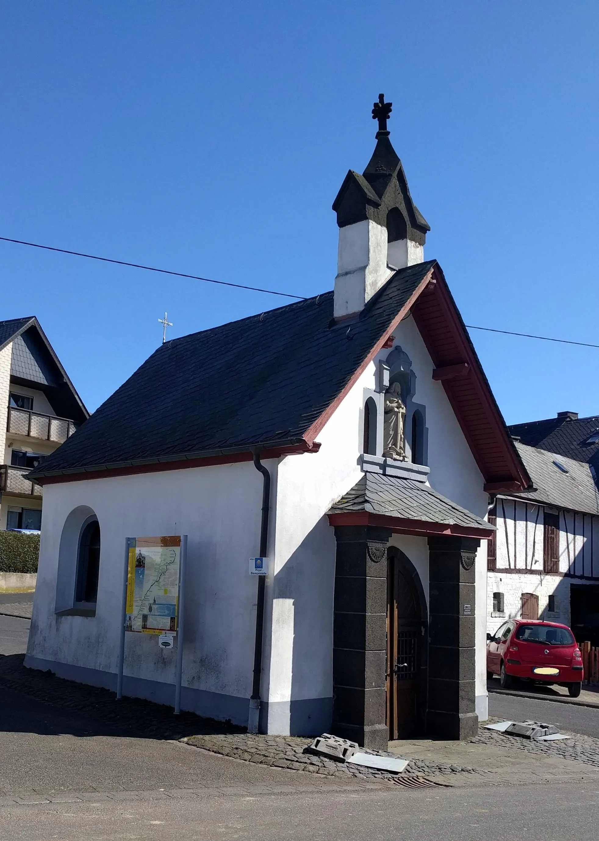 Photo showing: Kriegergedächtniskapelle; Zwischenhalt am Eifel-Camino