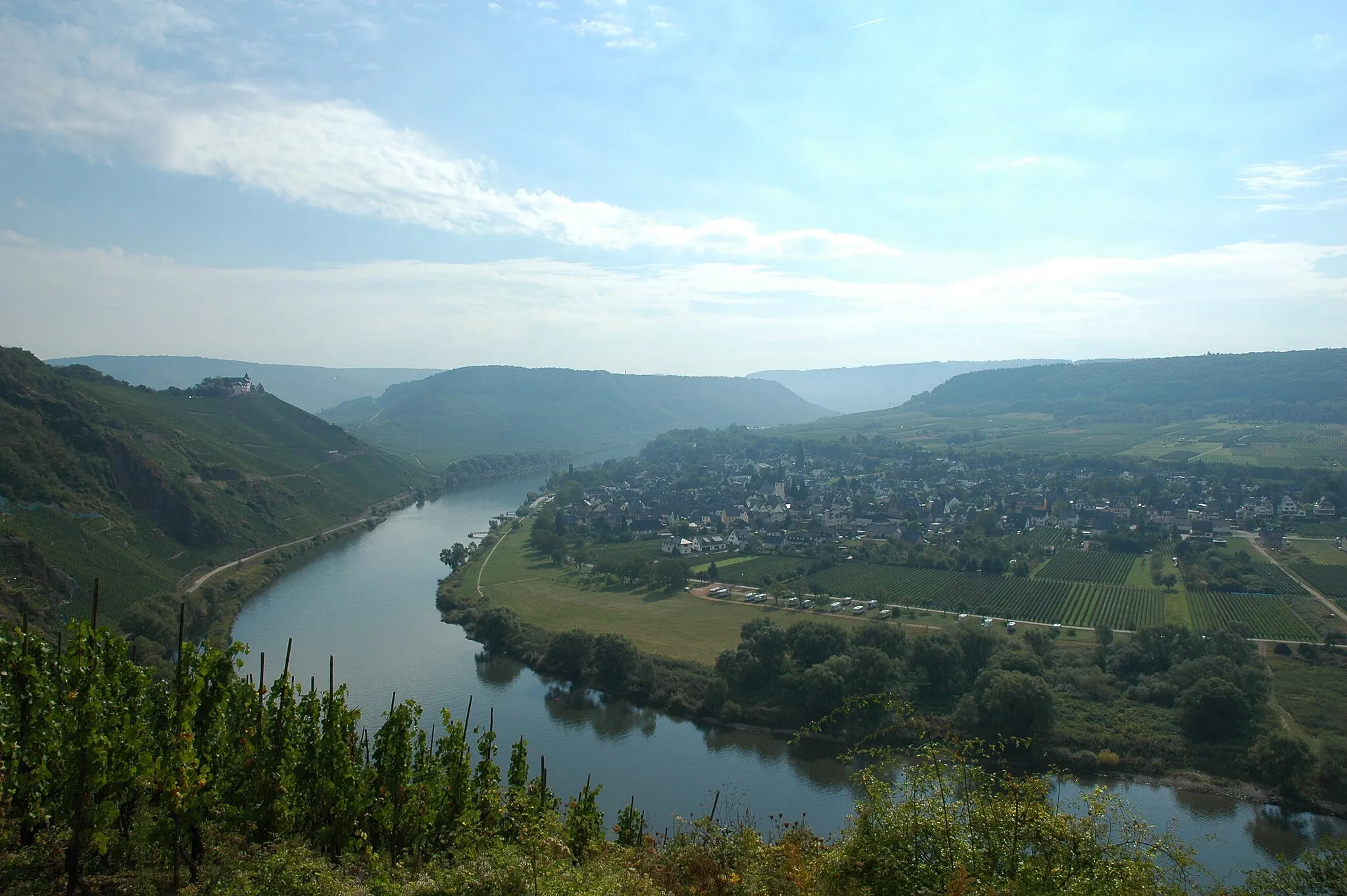 Photo showing: Blick auf Pünderich mit der Marienburg auf der gegenüberliegenden Moselseite.