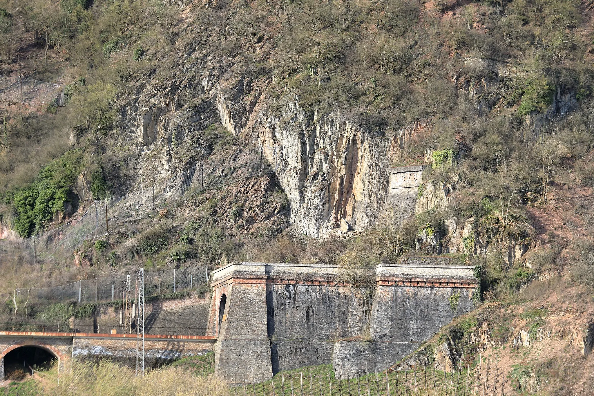 Photo showing: Das Pündericher Hangviadukt von der gegenüberligenden Moselseite bei Pünderich gesehen. Es ist das längste Hangviadukt in Deutschland.