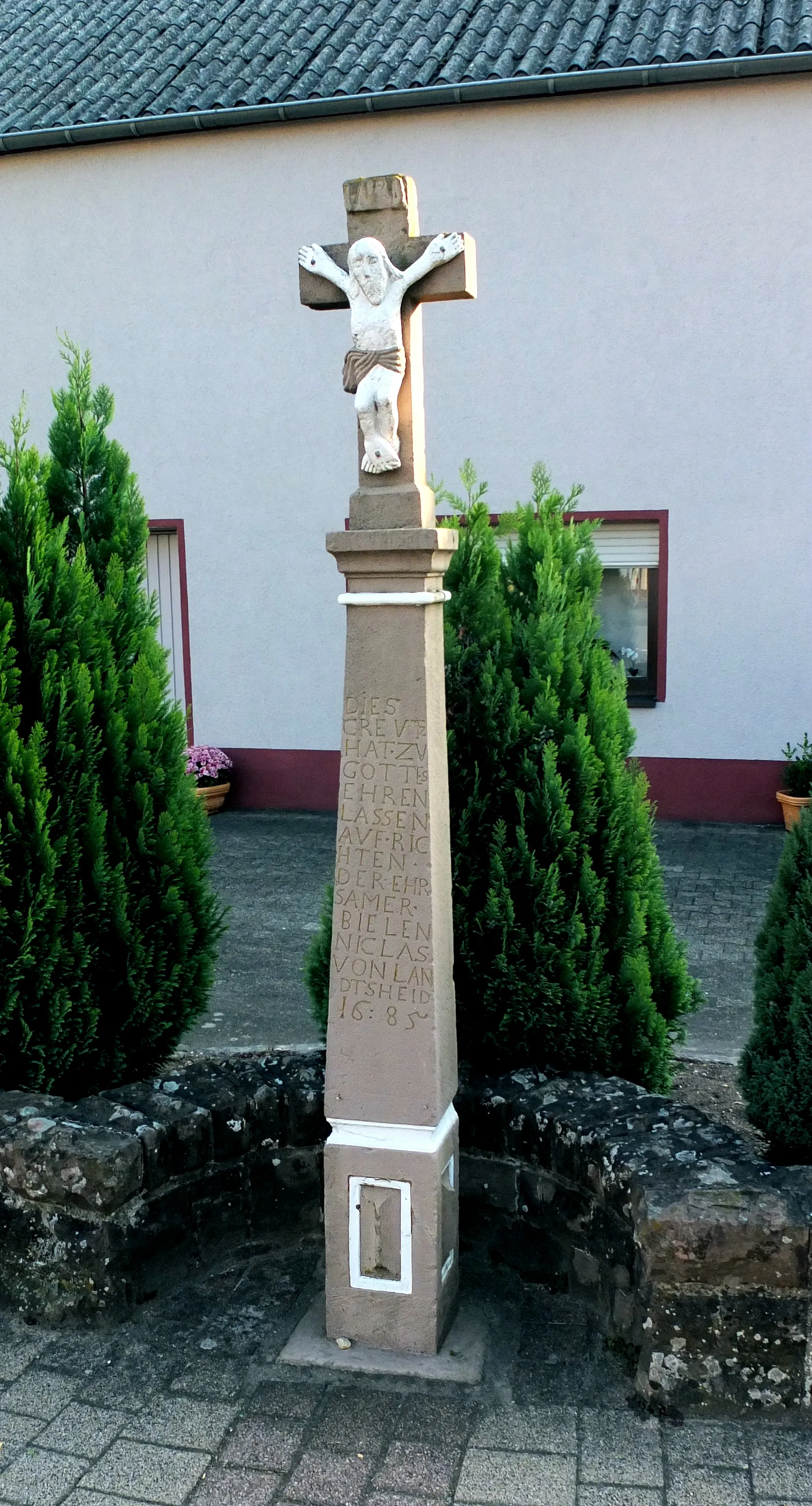 Photo showing: Wayside cross in Landscheid, Germany, built 1685.