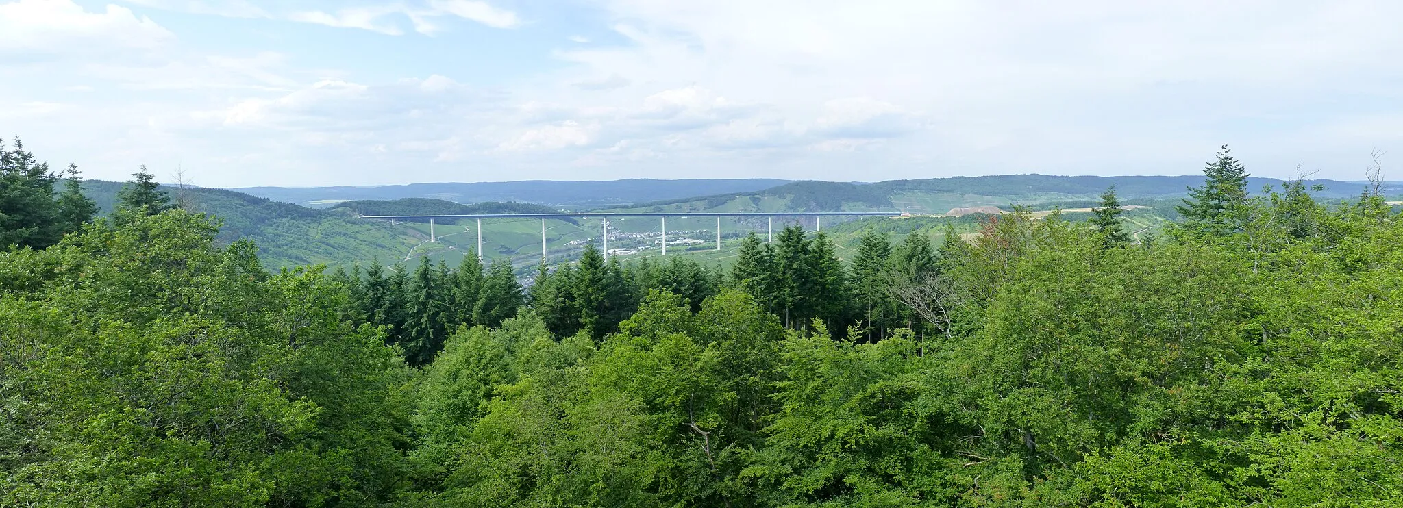 Photo showing: Panoramafoto vom Aussichtsturm Grainskopf mit Blick nach Norden in Richtung Ürzig; in der Mitte die neue Hochmoselbrücke an der Bundesstraße 50