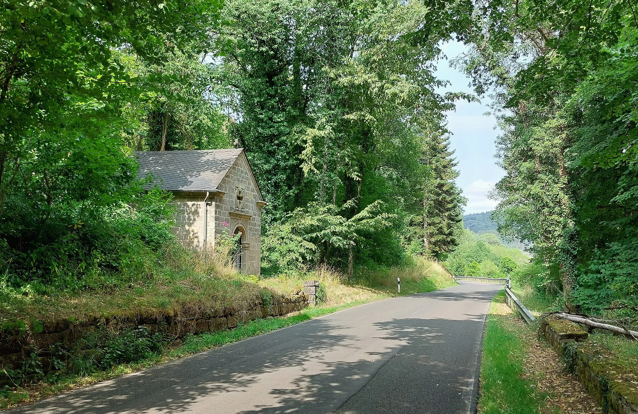 Photo showing: Wayside chapel on L1 near Bollendorf.