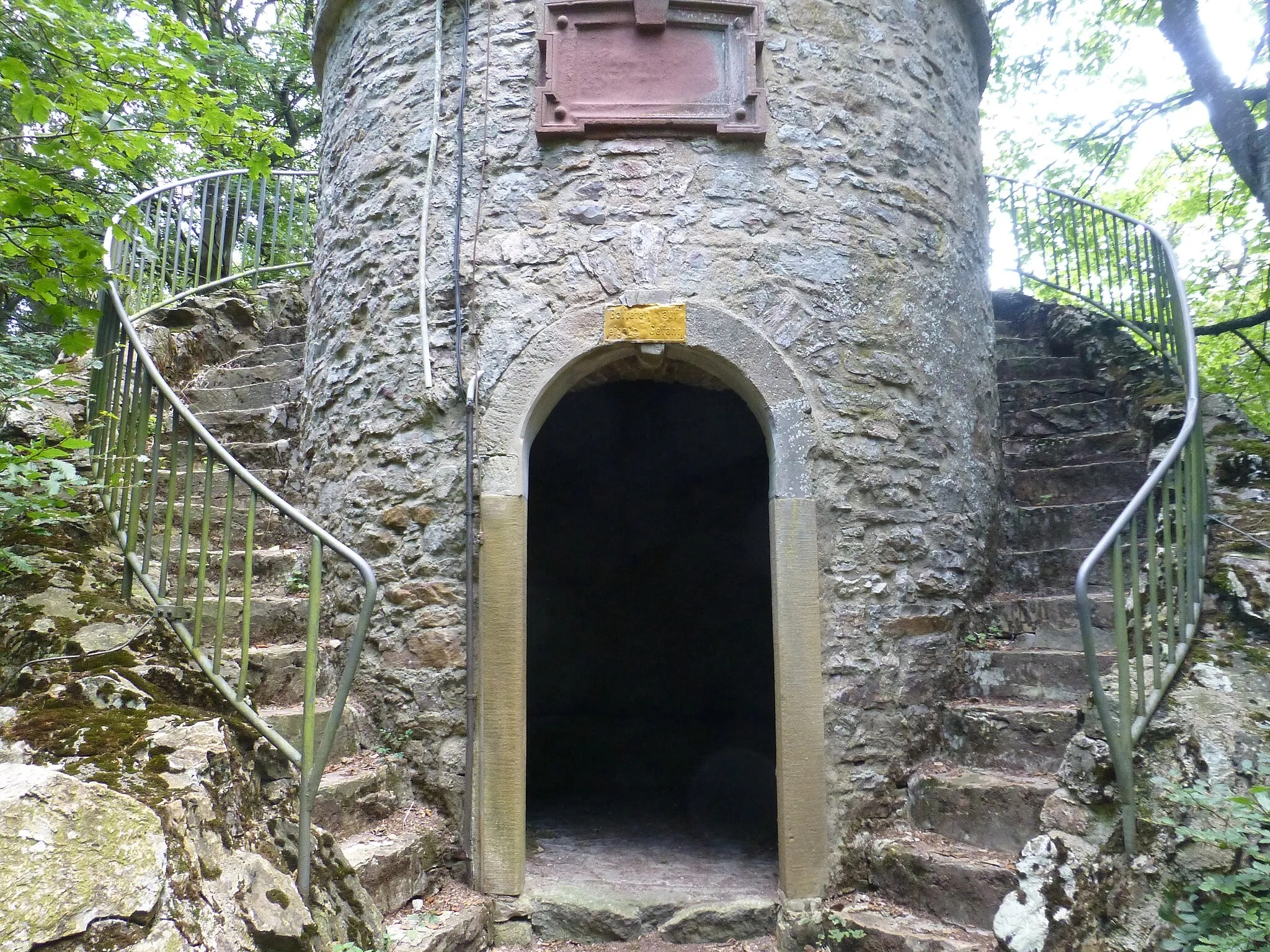 Photo showing: Alteburgturm mit Schutzraum im Erdgeschoss; doppelter Treppenaufgang zum rückwärtigen Hocheingang