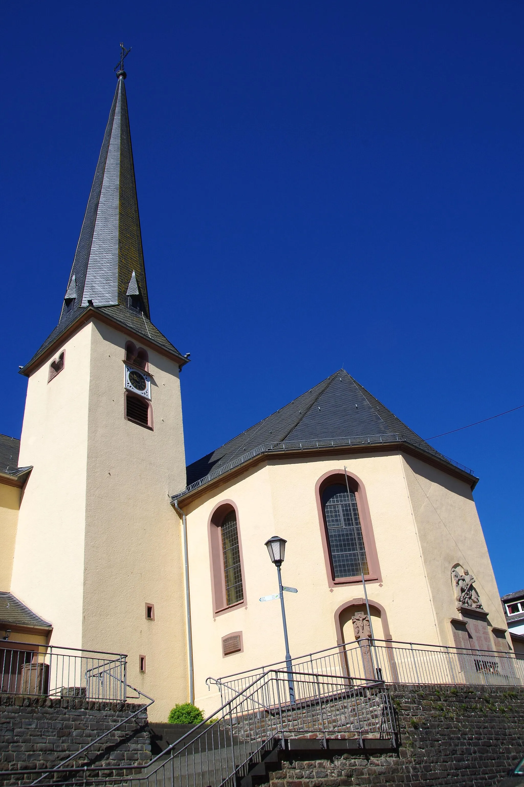 Photo showing: Waxweiler, Katholische Pfarrkirche St. Johannes Baptist, Außenansicht