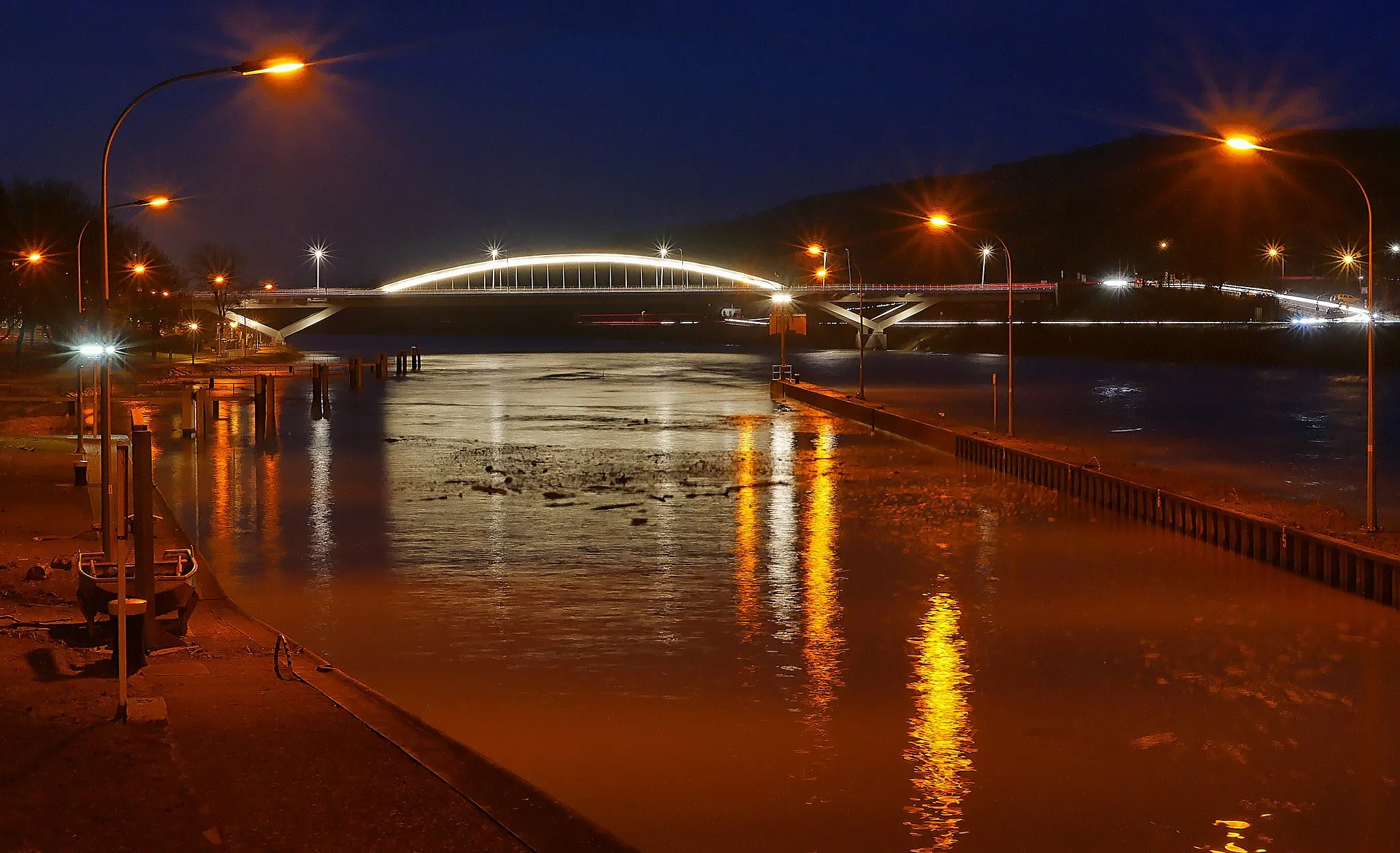 Photo showing: 2013 built Moselle bridge Wellen-Grevenmacher at night.
