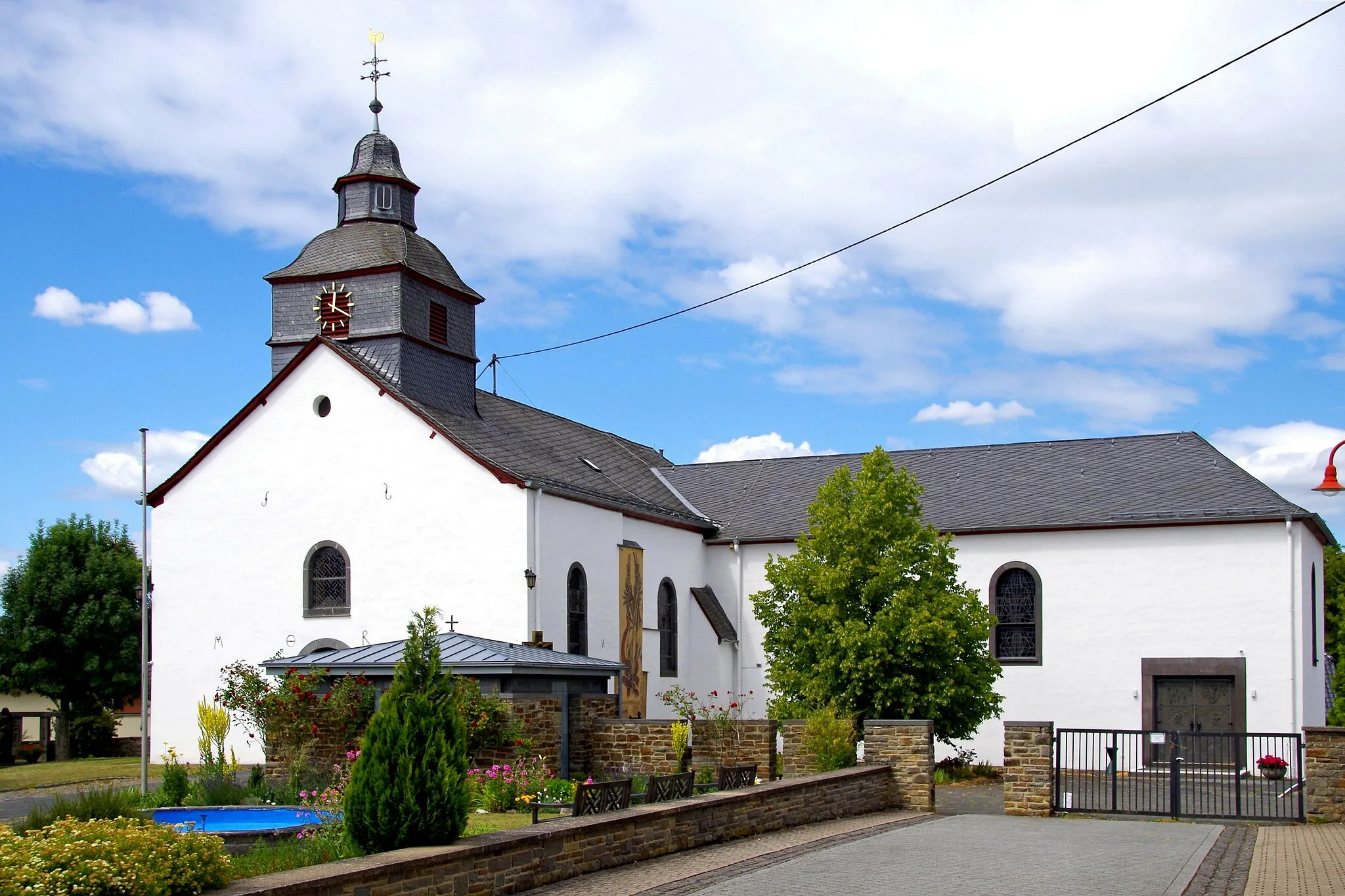 Photo showing: St. Gertrud (Barweiler), Ostseite mit Erweiterungsbau rechts