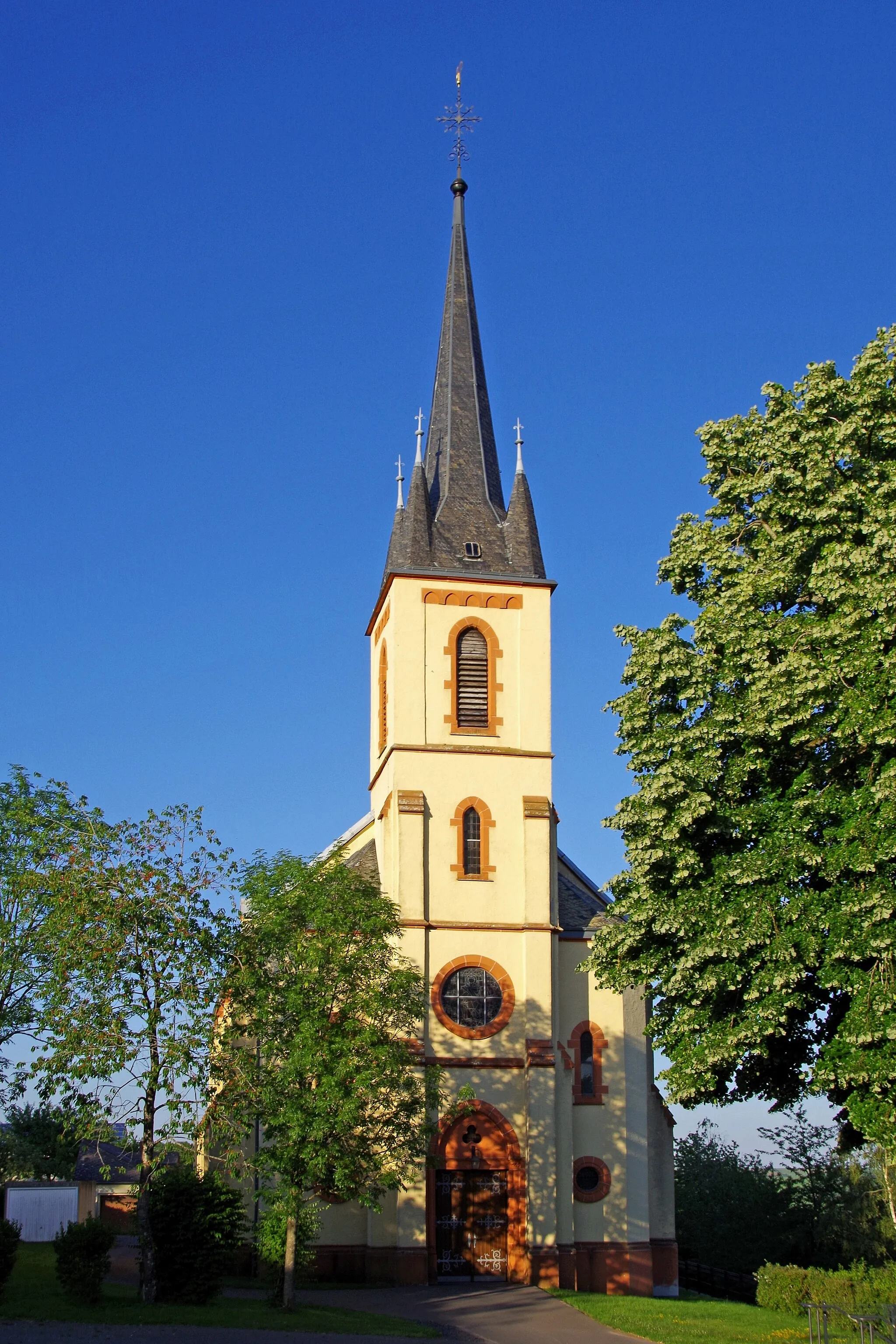 Photo showing: St. Jakobus der Ältere (Rodershausen), Westfassade mit Turm und Portal