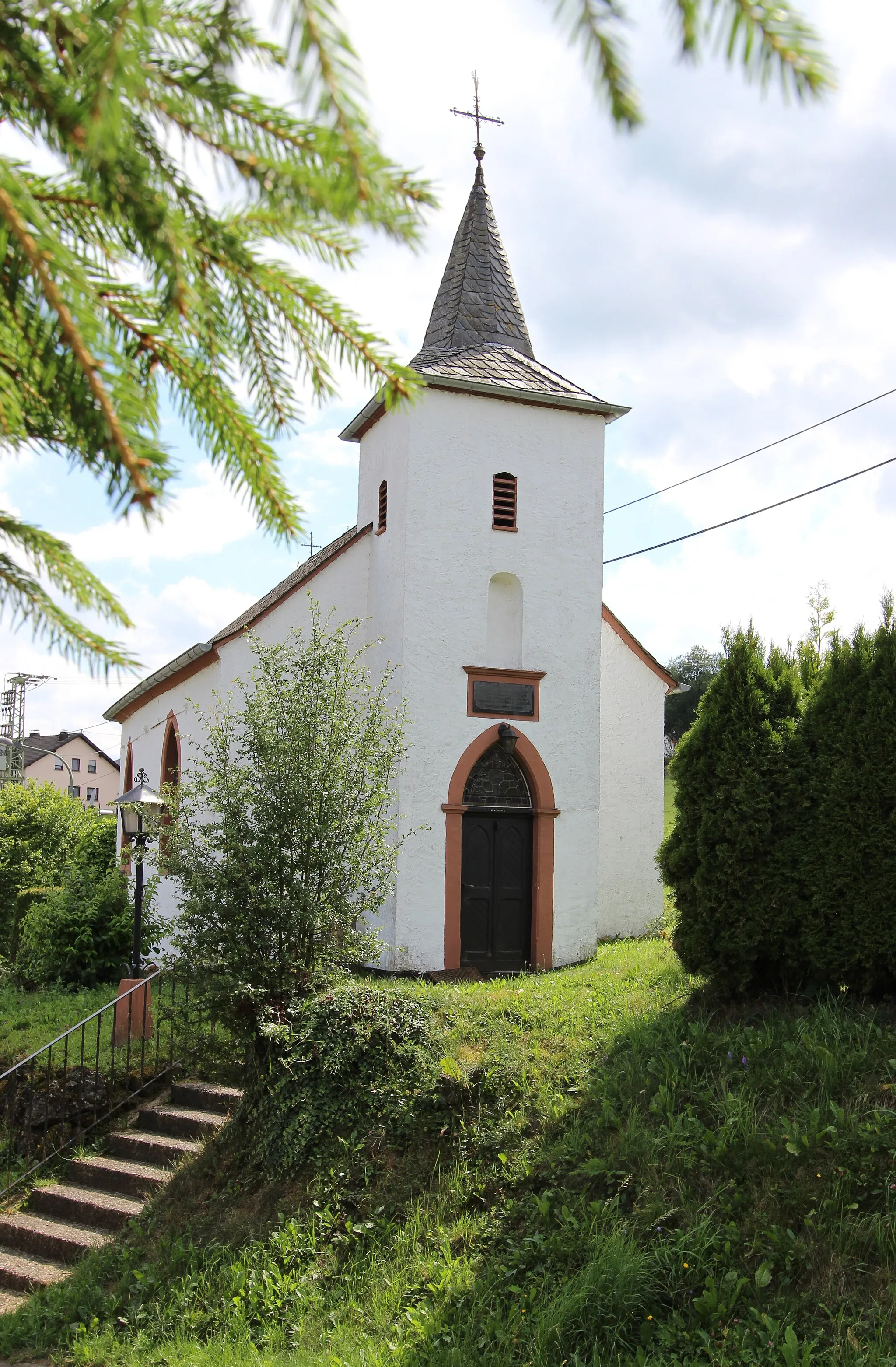 Photo showing: 54597 Auw bei Prüm. Laudesfeld, bei Nr. 20. Nachbarocker Saalbau, 1859–61. Aufnahme von 2017.