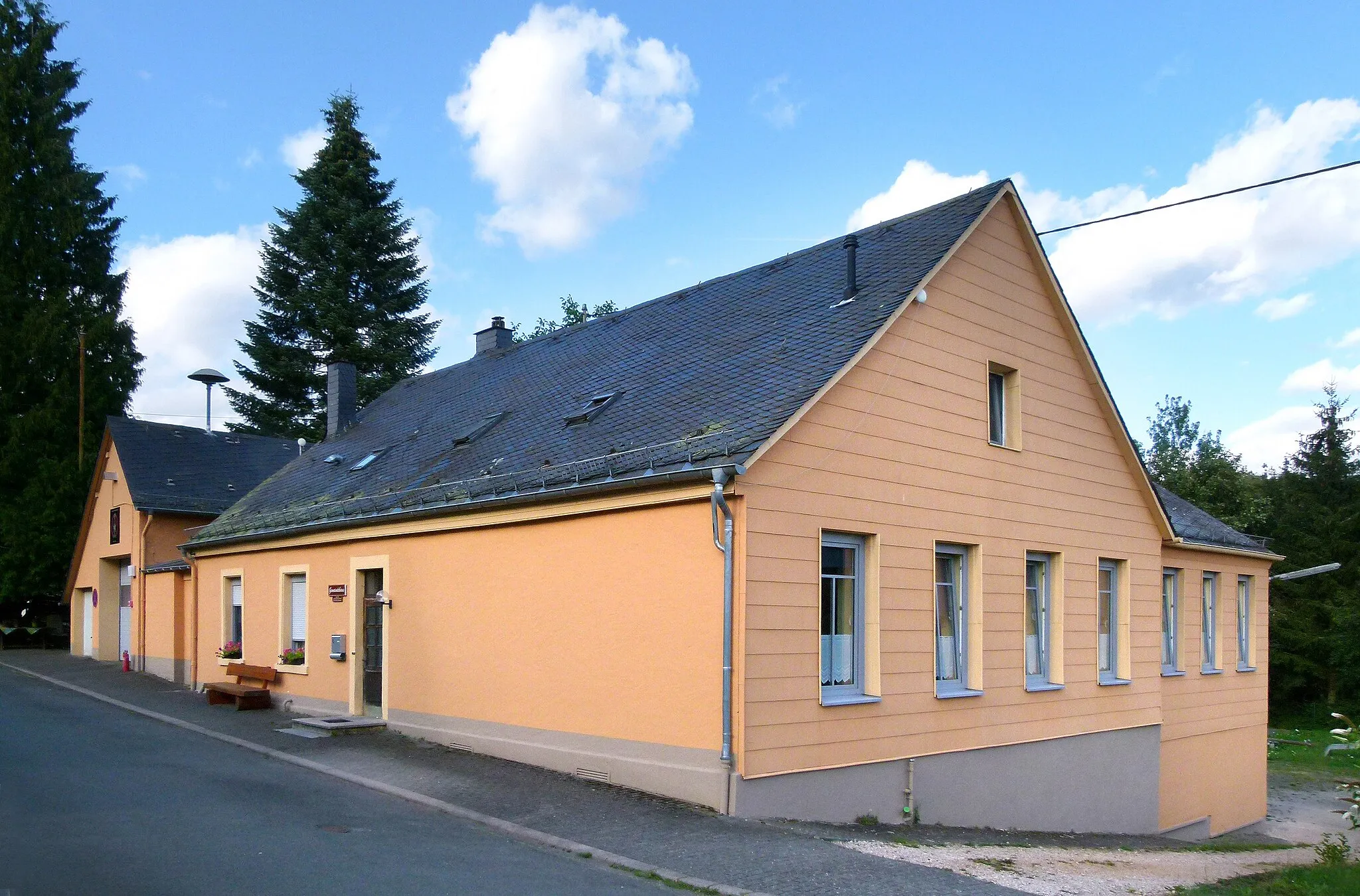 Photo showing: Freiwillige Feuerwehr und Gemeindehaus in Börfink, erbaut 1842. Das Gebäude diente als Schule bis 1969