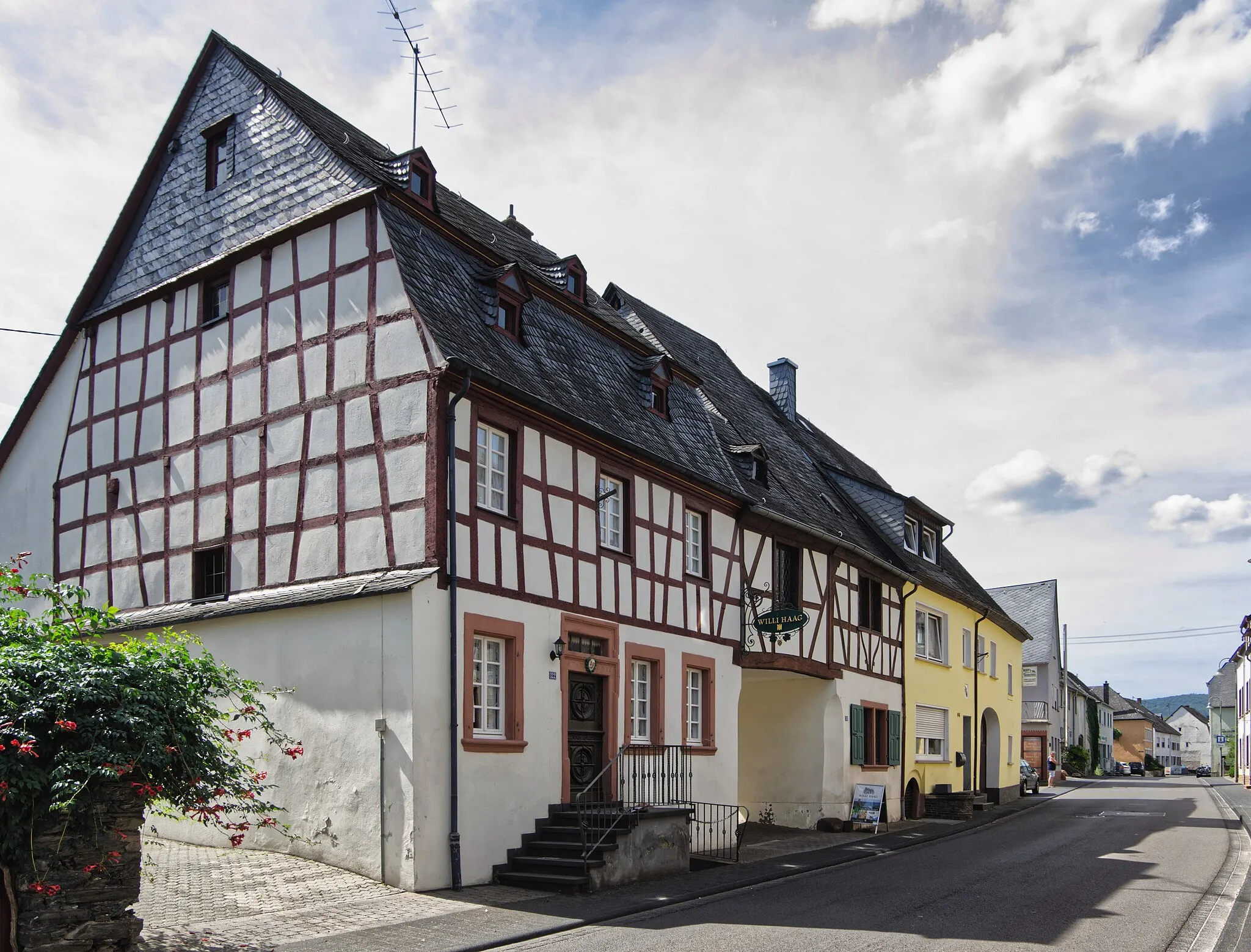 Photo showing: Brauneberg, Wohnhaus, Moselweinstraße 122, 1761, Fachwerkhaus, teilweise massiv, Mansarddach, bezeichnet 1761