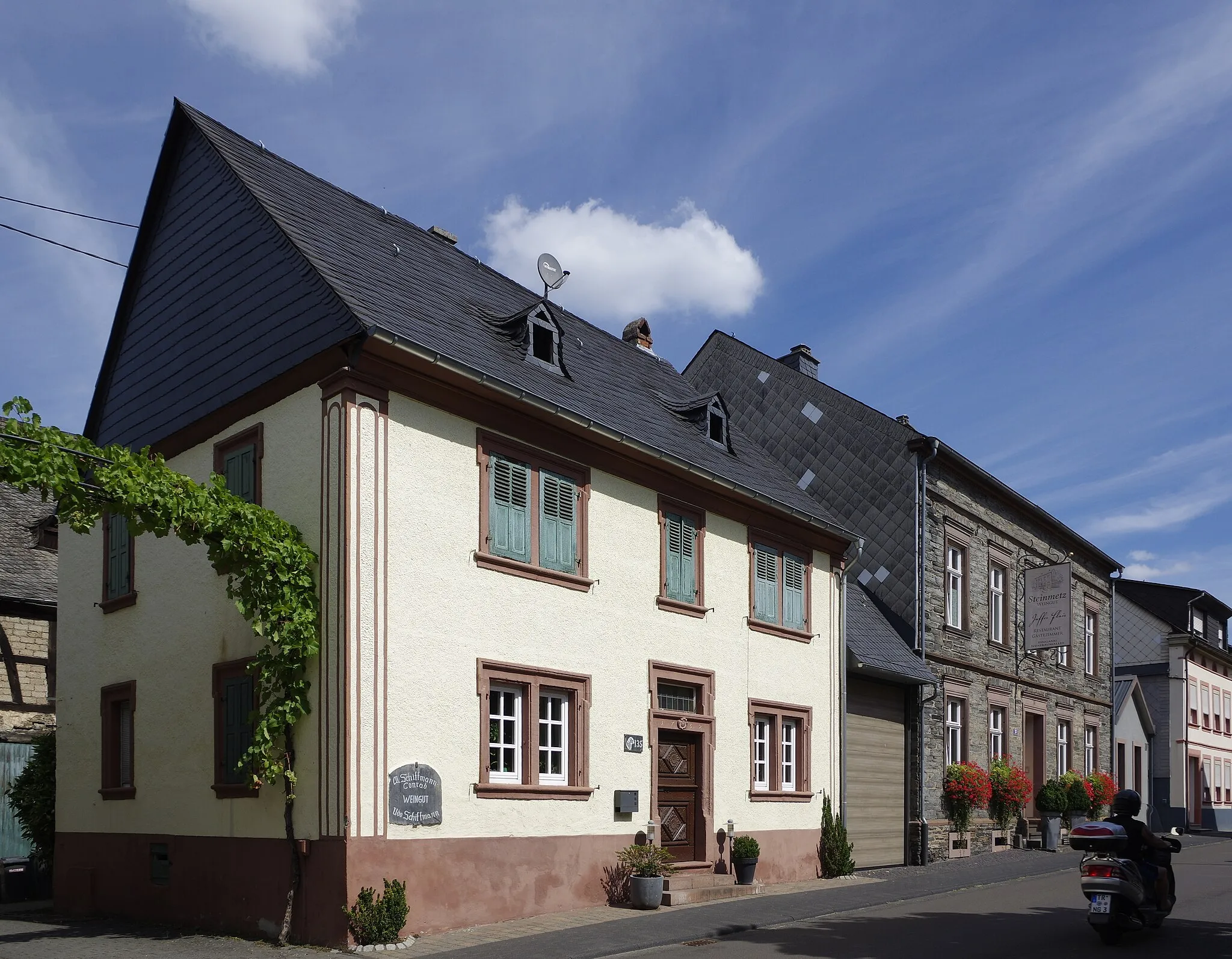 Photo showing: Brauneberg, Wohnhaus, Moselweinstraße 135, 1732, Massivbau, verschieferte Fachwerkgiebel, bezeichnet 1732