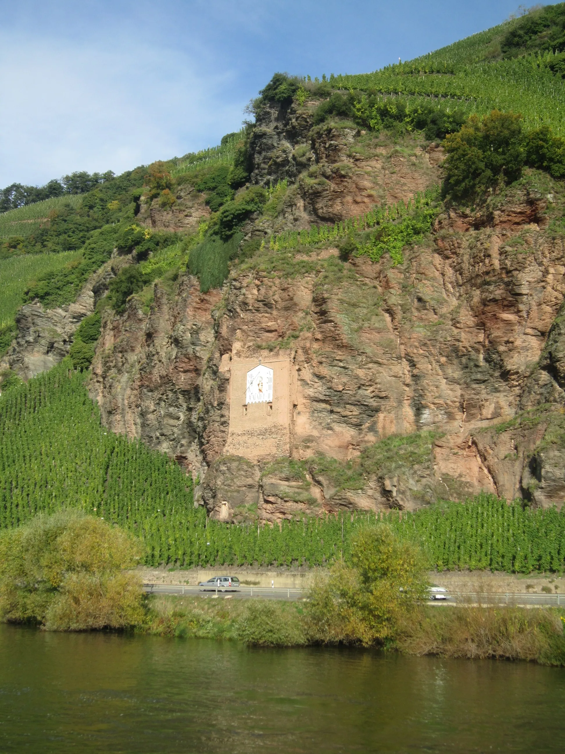 Photo showing: Moselle River, Bundesstraße 53, Sundial, vinyards and cliffs between Ürzig and Kröv