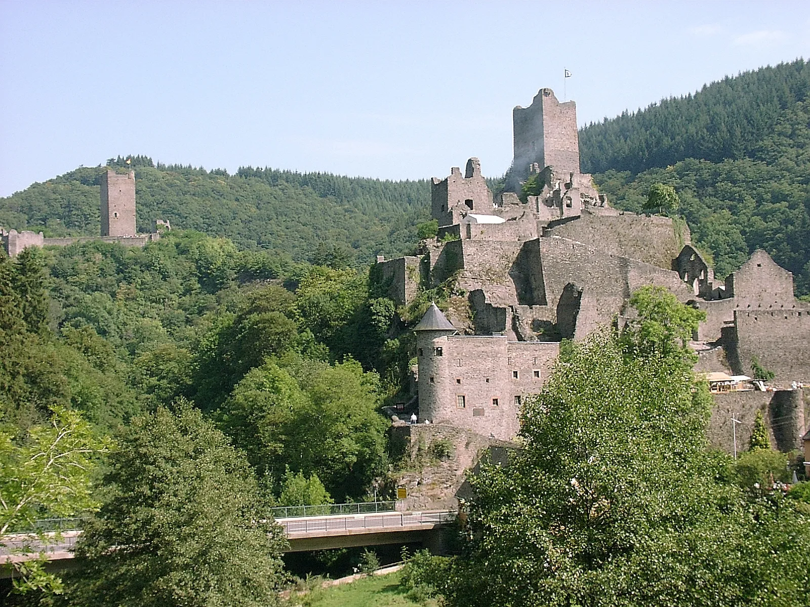 Photo showing: Lower castle of Manderscheid and ruin of the upper castle in the background