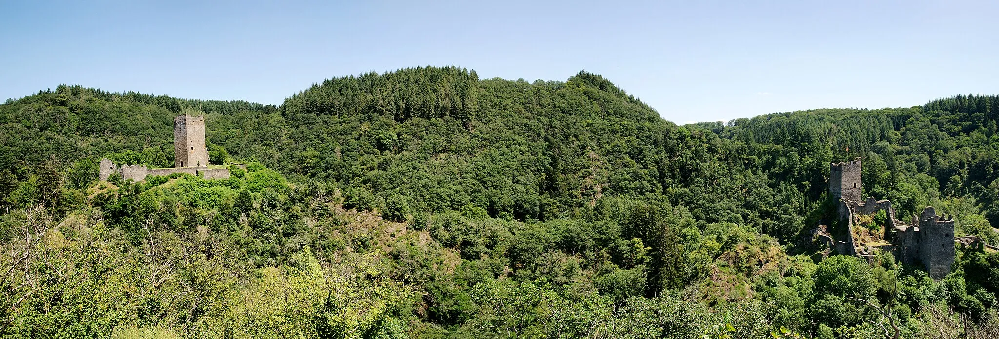 Photo showing: The upper castle is located on a mountain top flattened to its construction. It had an almost triangular outer wall and a five-storey keep, which has since been made accessible again. From the keep you have an excellent view of the Niederburg, the town of Manderscheid and the landscape of the Liesertal. The Niederburg is located on a rock in the Liesertal. However, it is separated from the upper castle by the river Lieser.