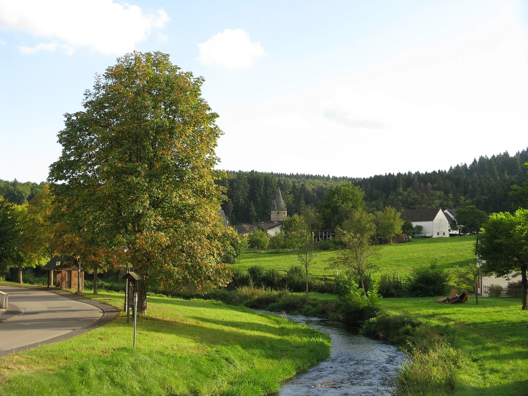 Photo showing: River Salm in Bruch (Eifel), Rhineland-Palatinate, Germany; on the right the Eifelsteig