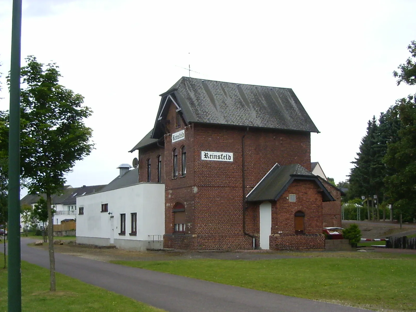 Photo showing: Reinsfeld train station on the Hochwaldbahn.