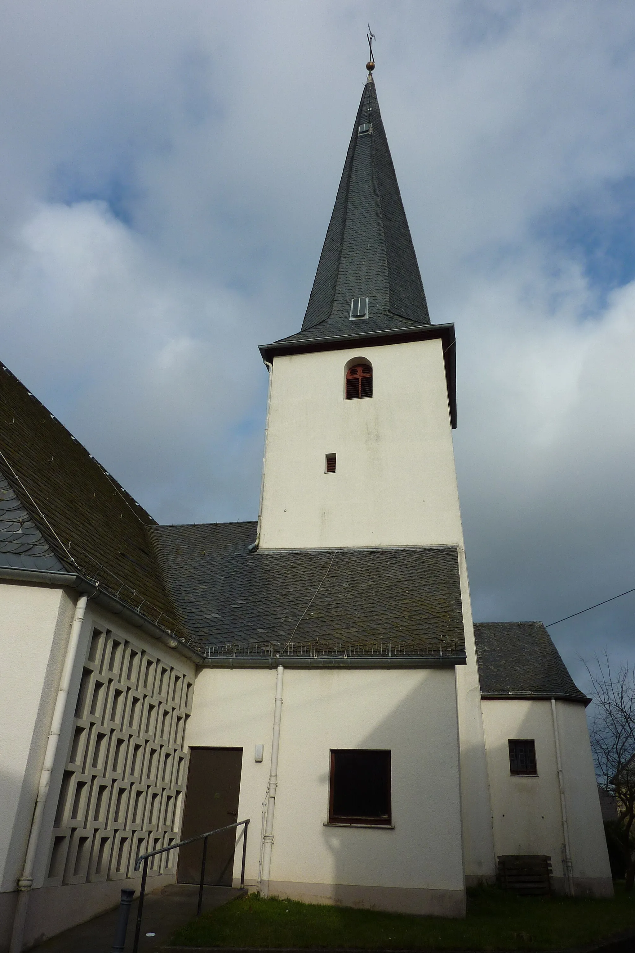 Photo showing: katholische Pfarrkirche St. Hubertus in Gevenich, romanischer Ostturm