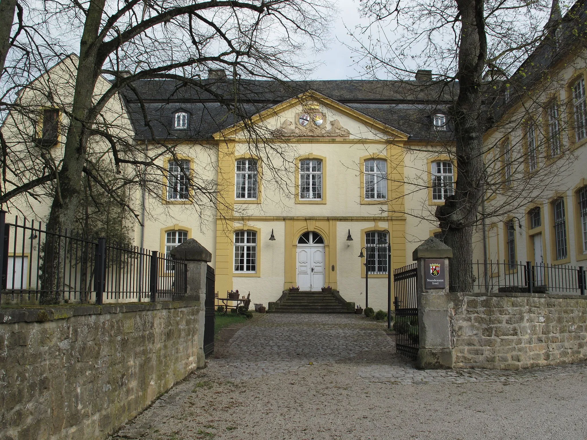 Photo showing: Schloss Niederweis von Westen.