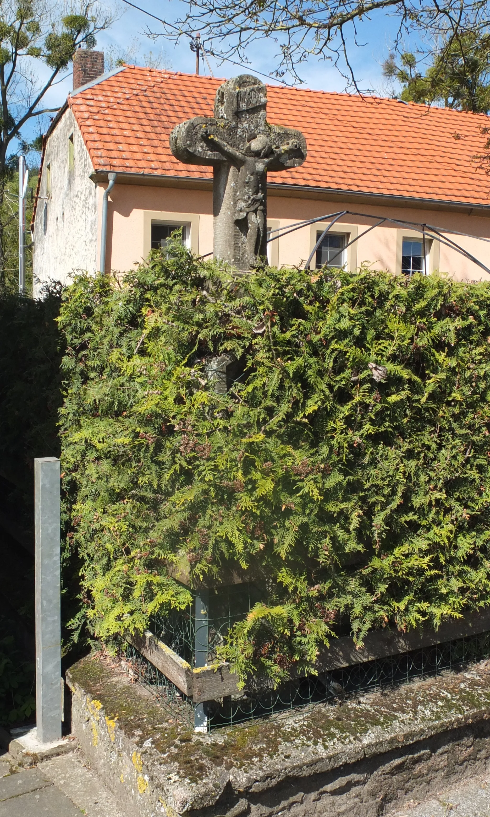 Photo showing: Wegekreuz in Niederweis (1786), leider weitgehend von einer Hecke umgeben.